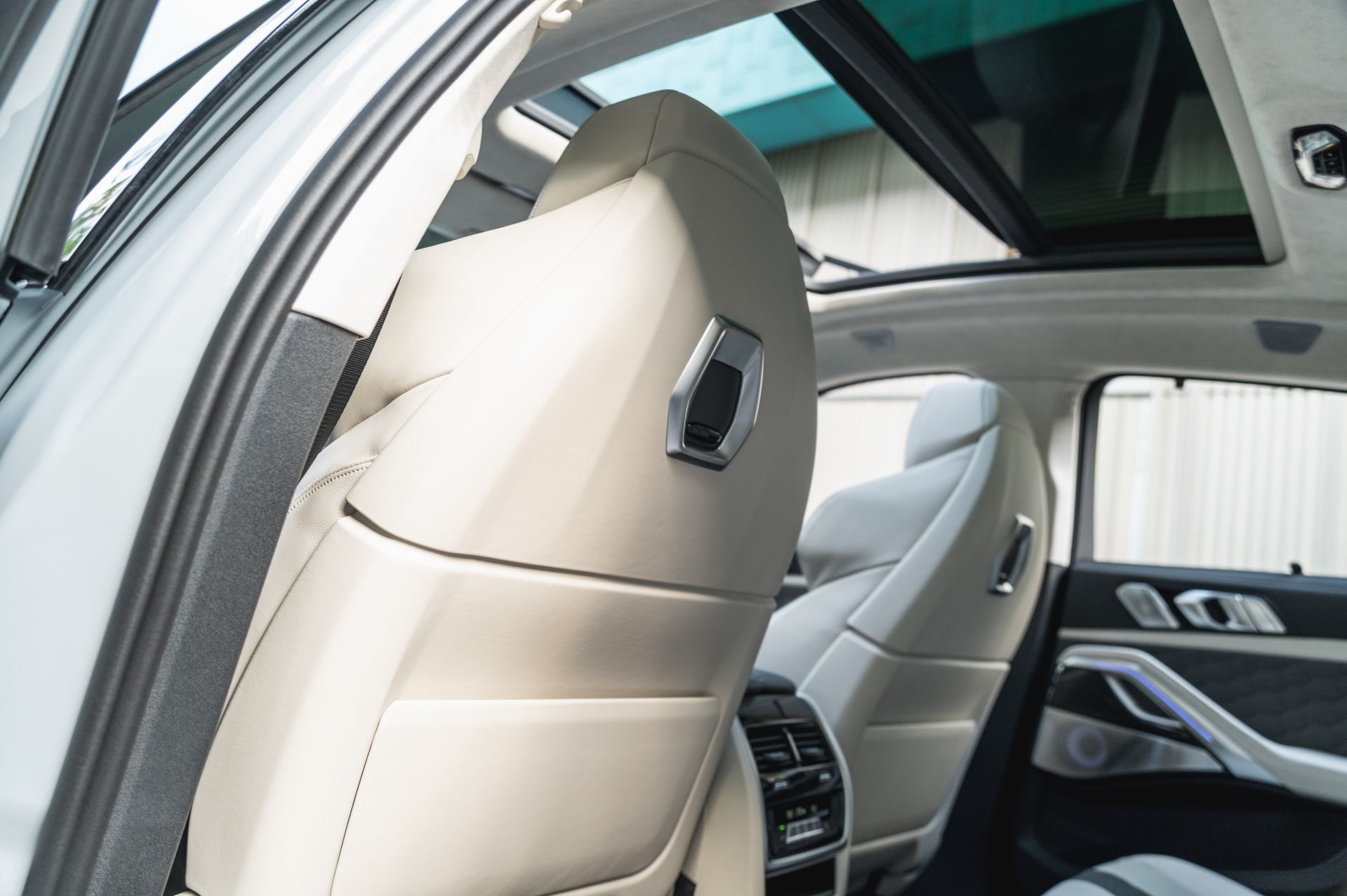 Серый BMW X6 M в городской среде — автомобиль под заказ в Crystal Car