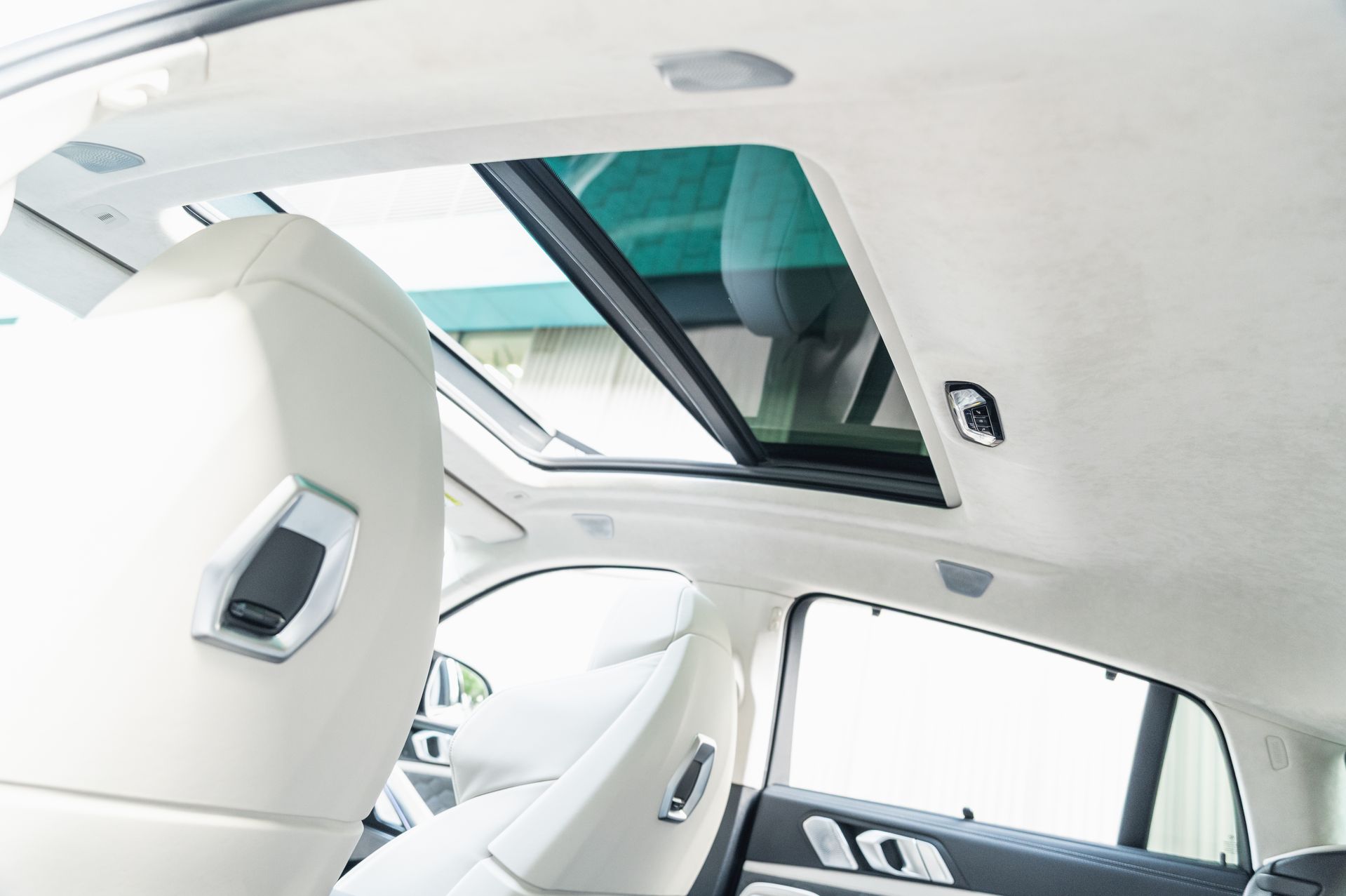 Серый BMW X6 M в городской среде — автомобиль под заказ в Crystal Car