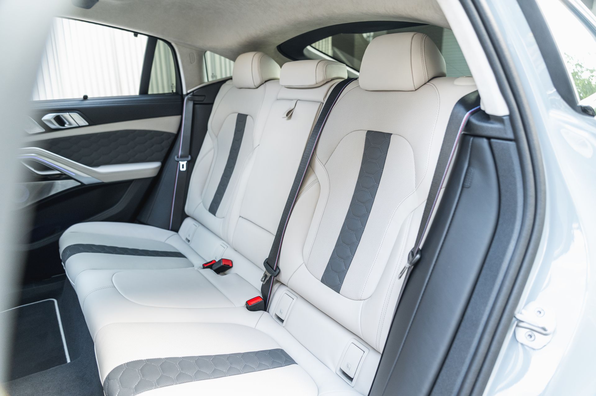 Серый BMW X6 M в городской среде — автомобиль под заказ в Crystal Car