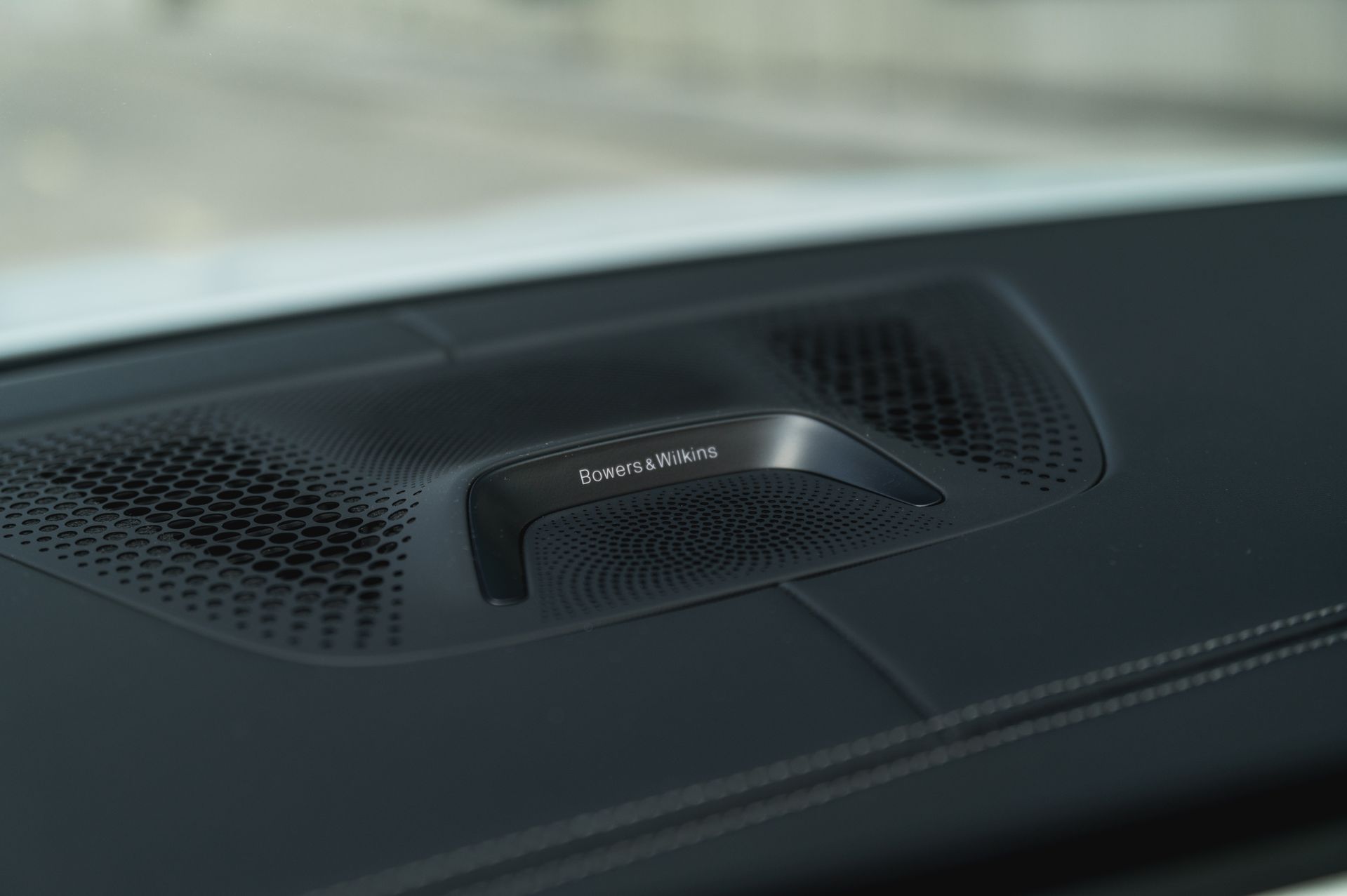 Серый BMW X6 M в городской среде — автомобиль под заказ в Crystal Car