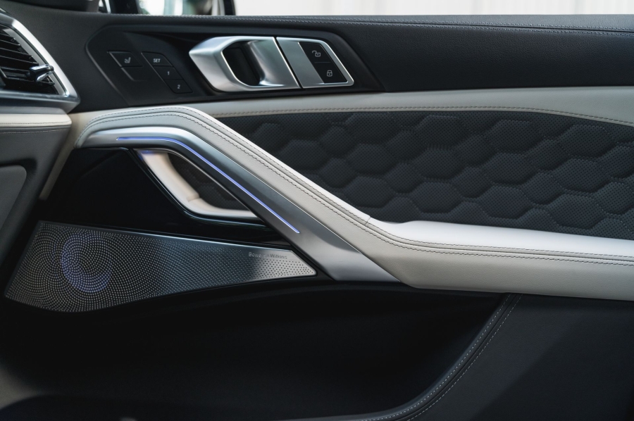 Серый BMW X6 M в городской среде — автомобиль под заказ в Crystal Car