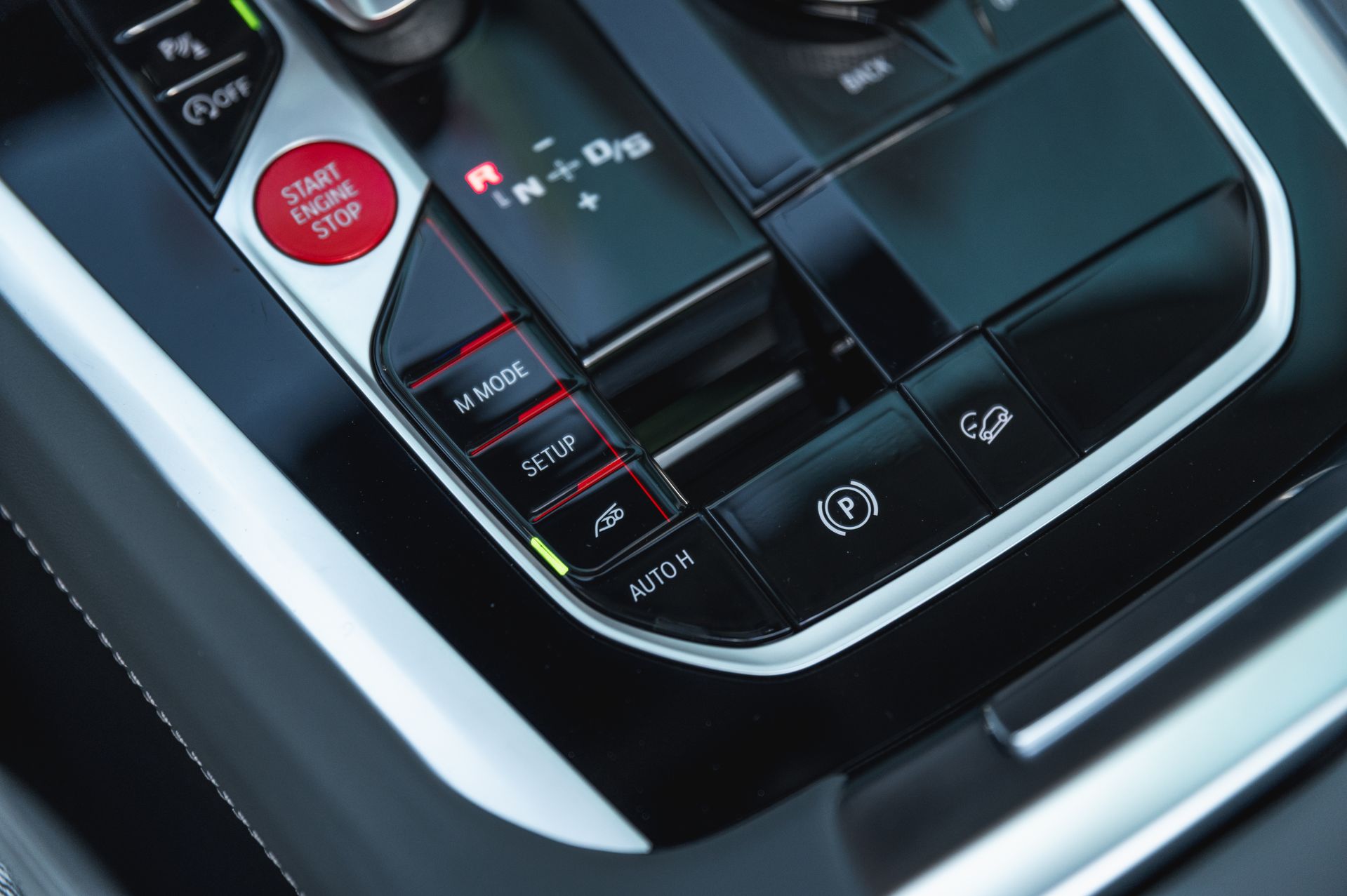 Серый BMW X6 M в городской среде — автомобиль под заказ в Crystal Car