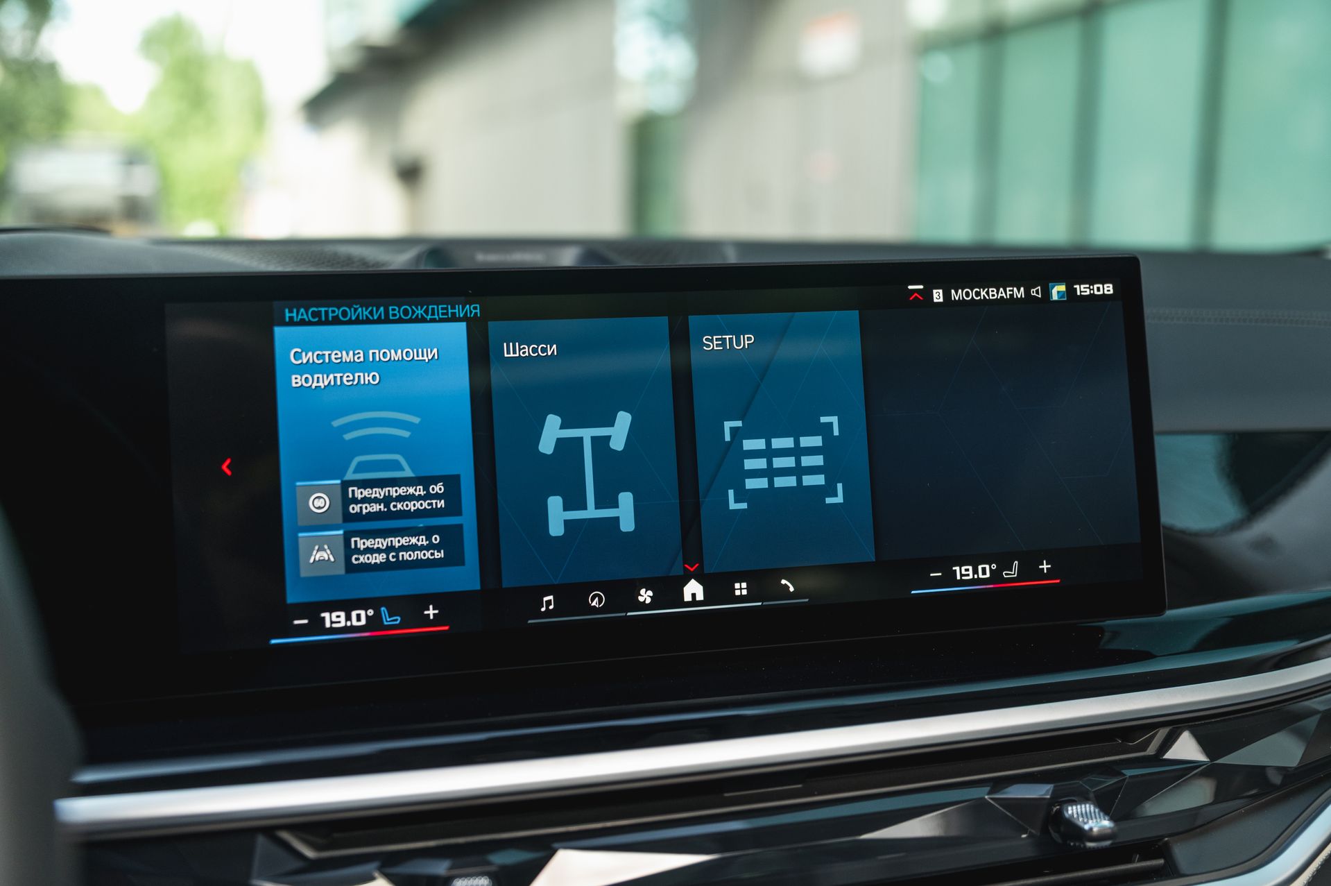 Серый BMW X6 M в городской среде — автомобиль под заказ в Crystal Car