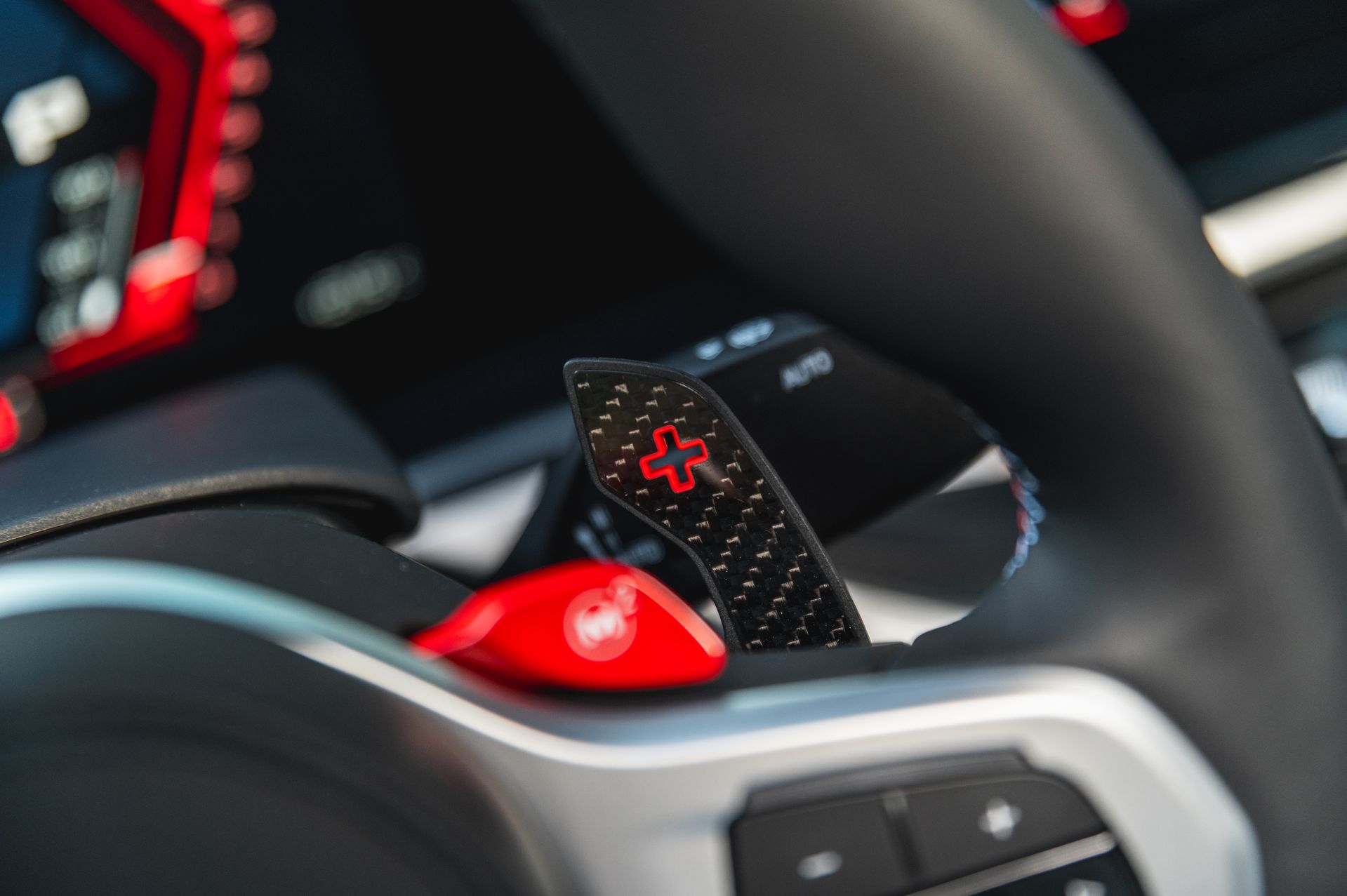 Серый BMW X6 M в городской среде — автомобиль под заказ в Crystal Car