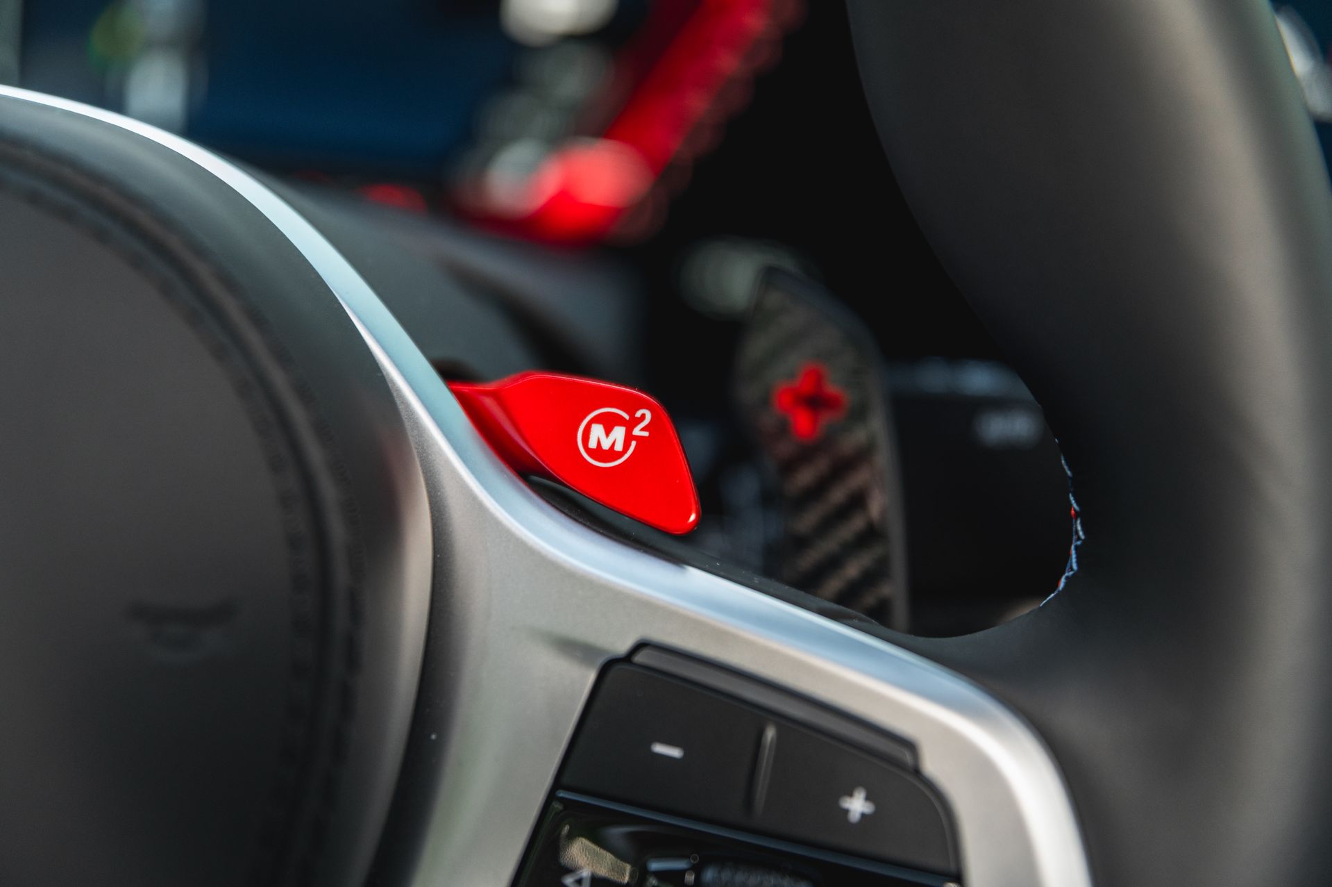 Серый BMW X6 M в городской среде — автомобиль под заказ в Crystal Car