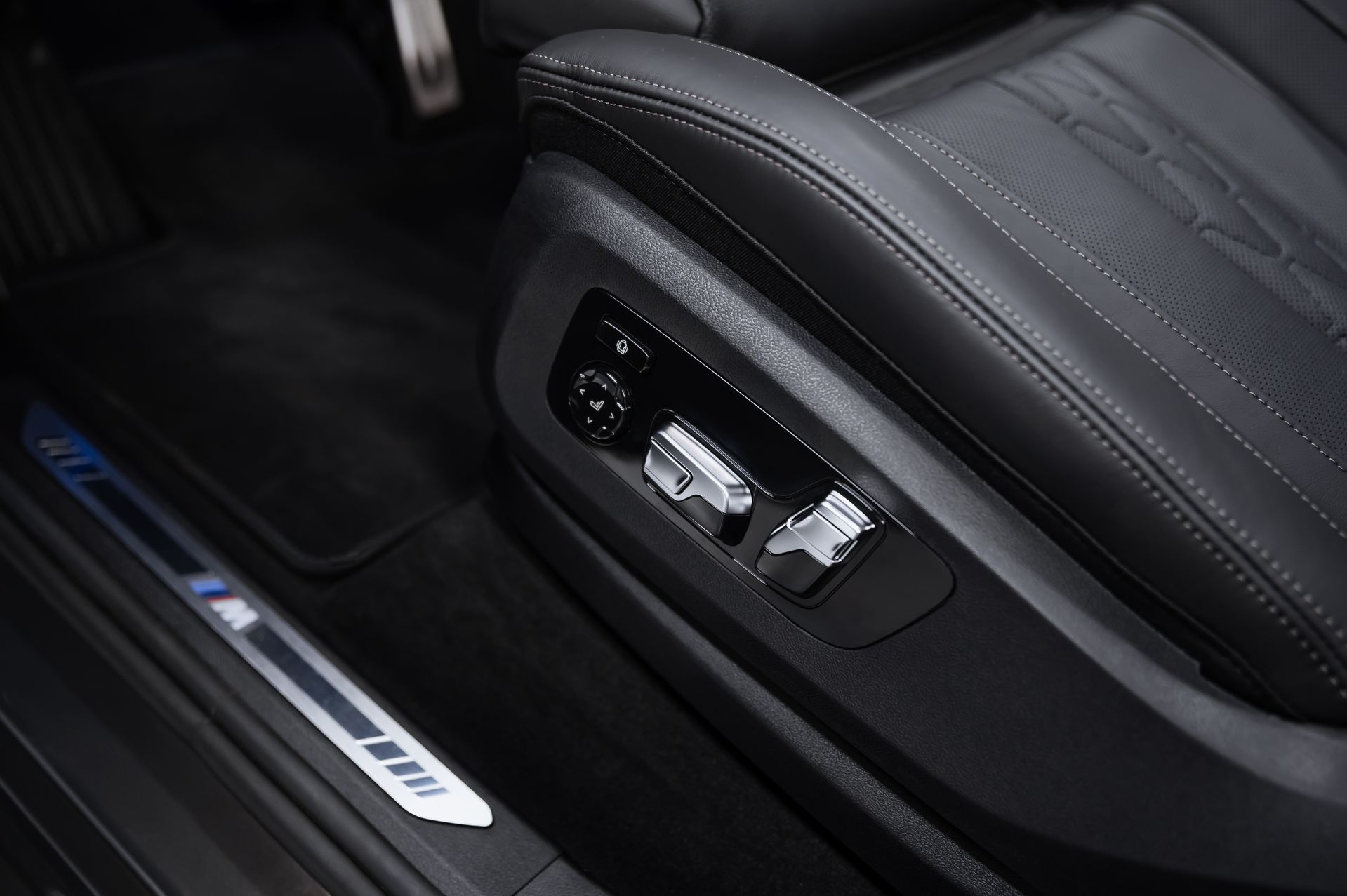 Серый BMW X7 xDrive40d M Sport Pro дизель в Crystal Car под заказ