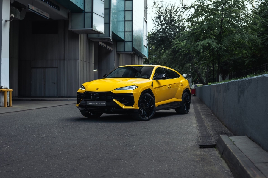 Желтый Lamborghini Urus SE в Crystal Car под заказ