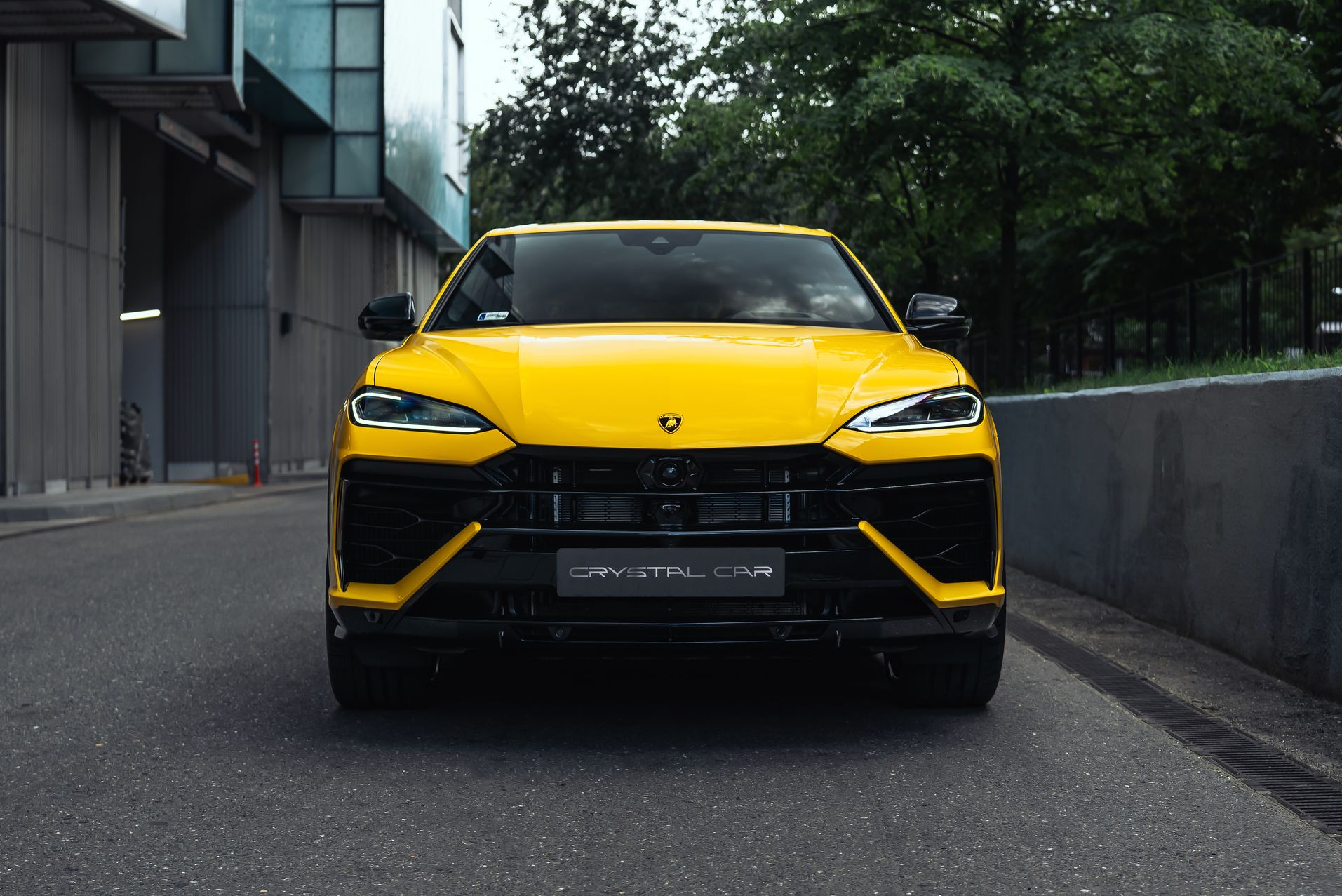 Желтый Lamborghini Urus SE в Crystal Car под заказ