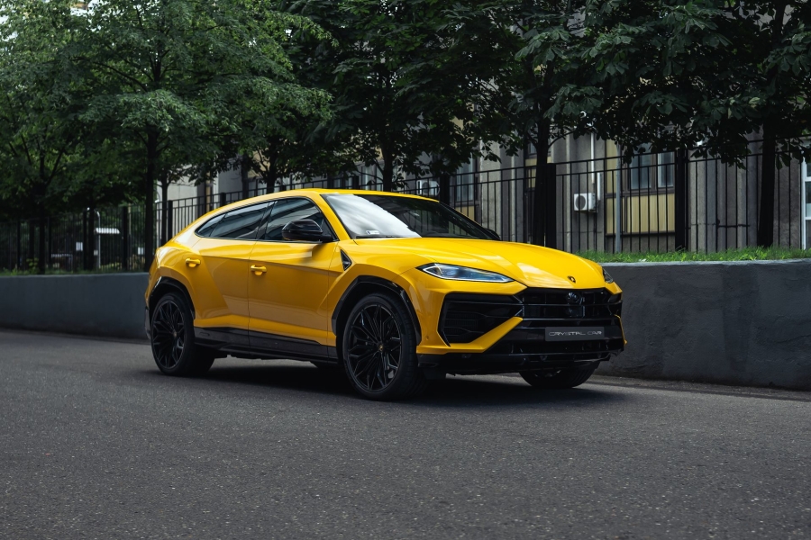 Желтый Lamborghini Urus SE в Crystal Car под заказ