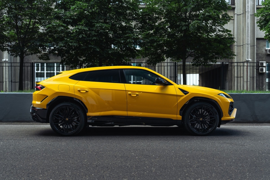 Желтый Lamborghini Urus SE в Crystal Car под заказ