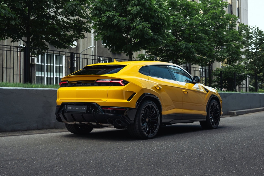 Желтый Lamborghini Urus SE в Crystal Car под заказ