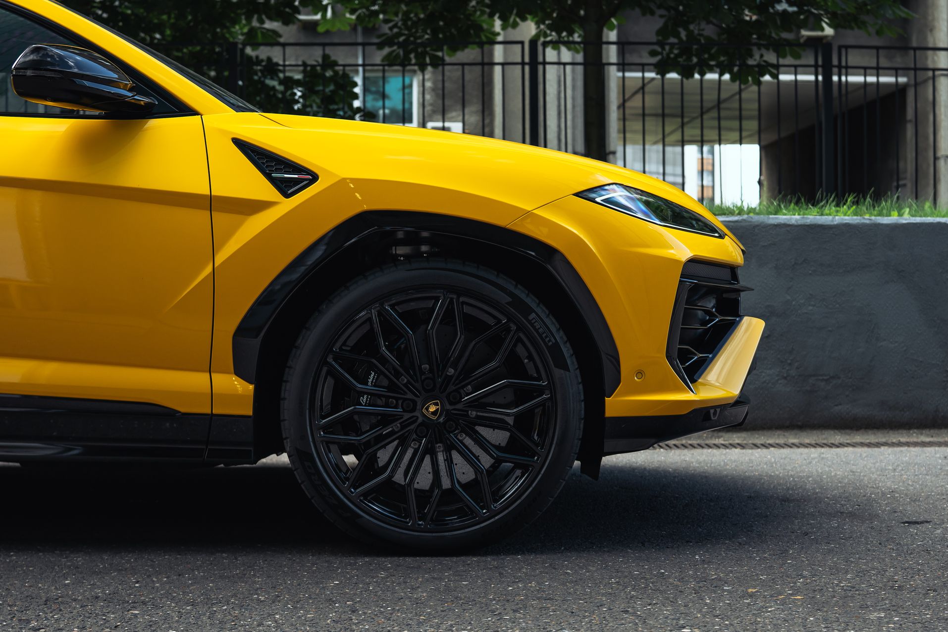 Желтый Lamborghini Urus SE в Crystal Car под заказ