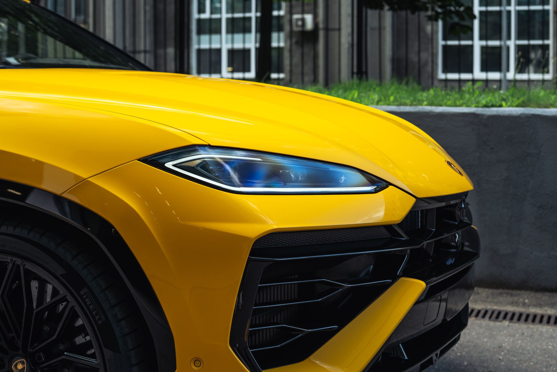 Желтый Lamborghini Urus SE в Crystal Car под заказ