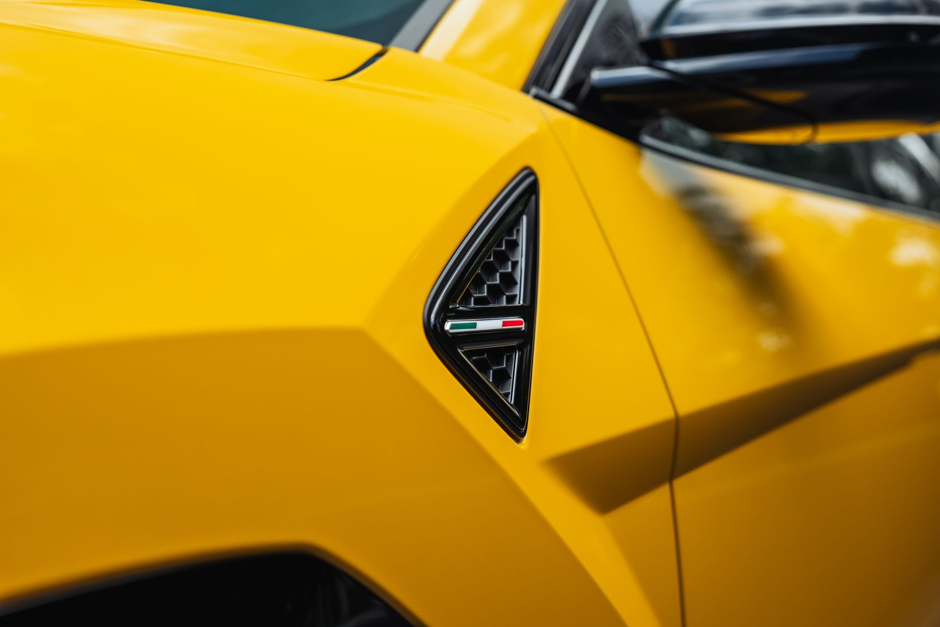 Желтый Lamborghini Urus SE в Crystal Car под заказ