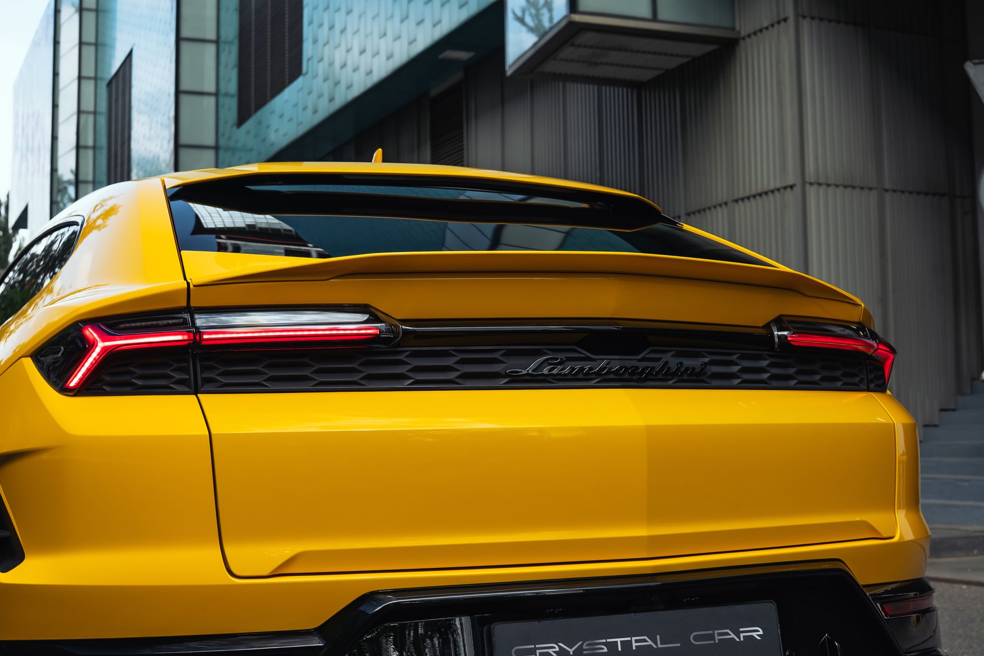 Желтый Lamborghini Urus SE в Crystal Car под заказ
