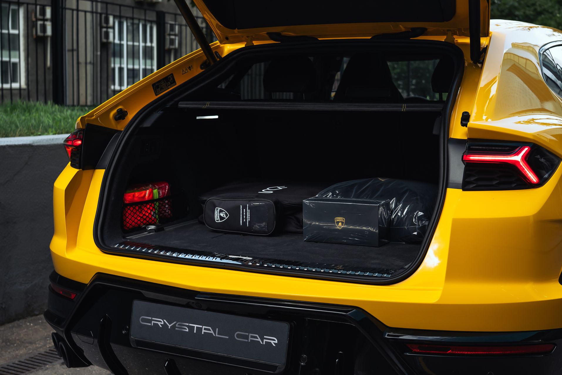 Желтый Lamborghini Urus SE в Crystal Car под заказ