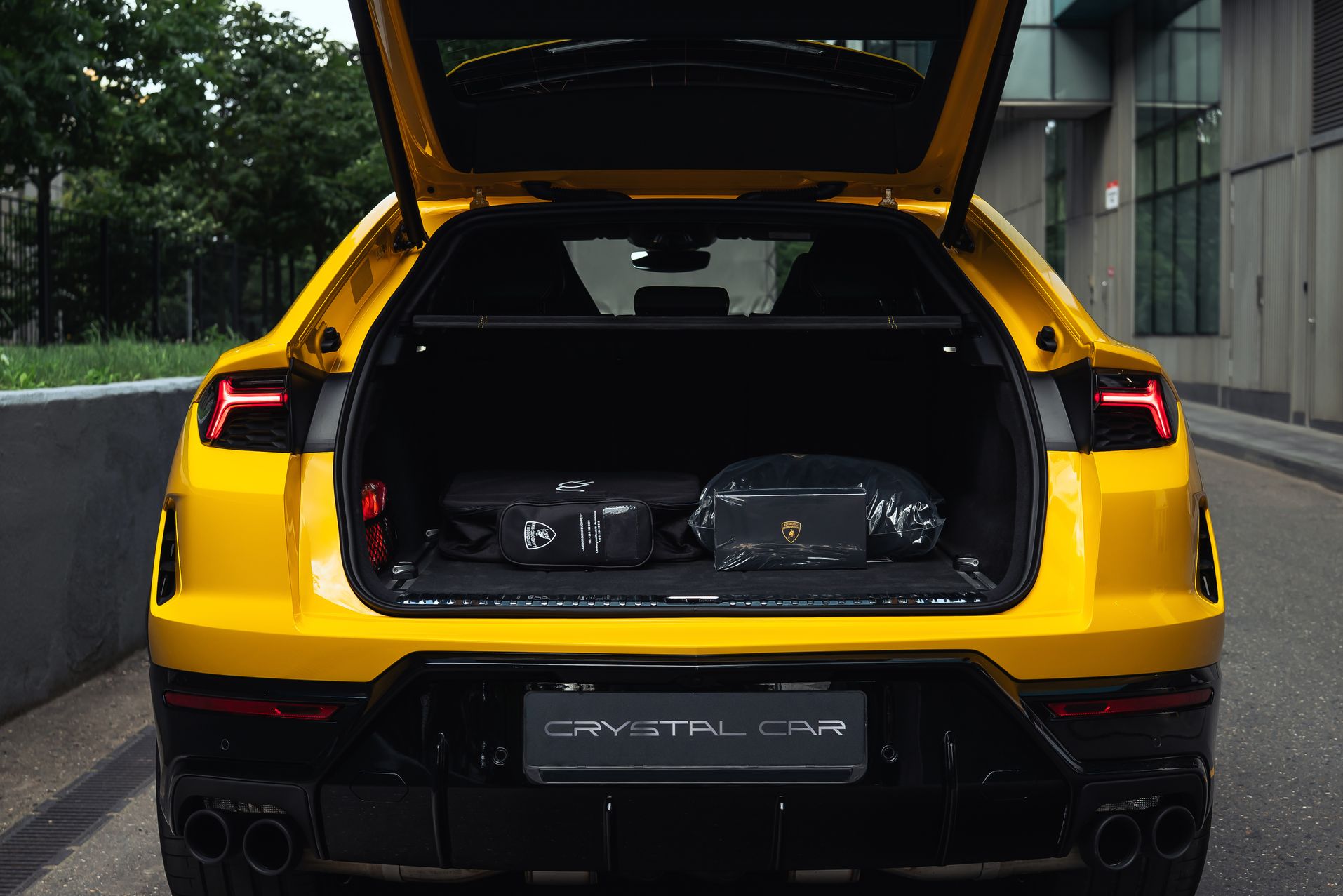Желтый Lamborghini Urus SE в Crystal Car под заказ