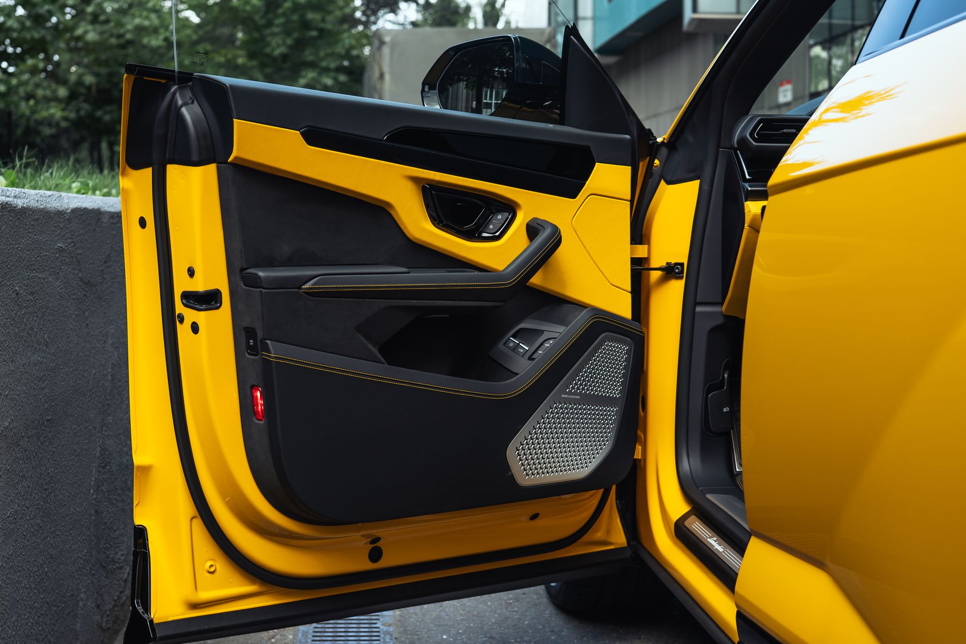 Желтый Lamborghini Urus SE в Crystal Car под заказ