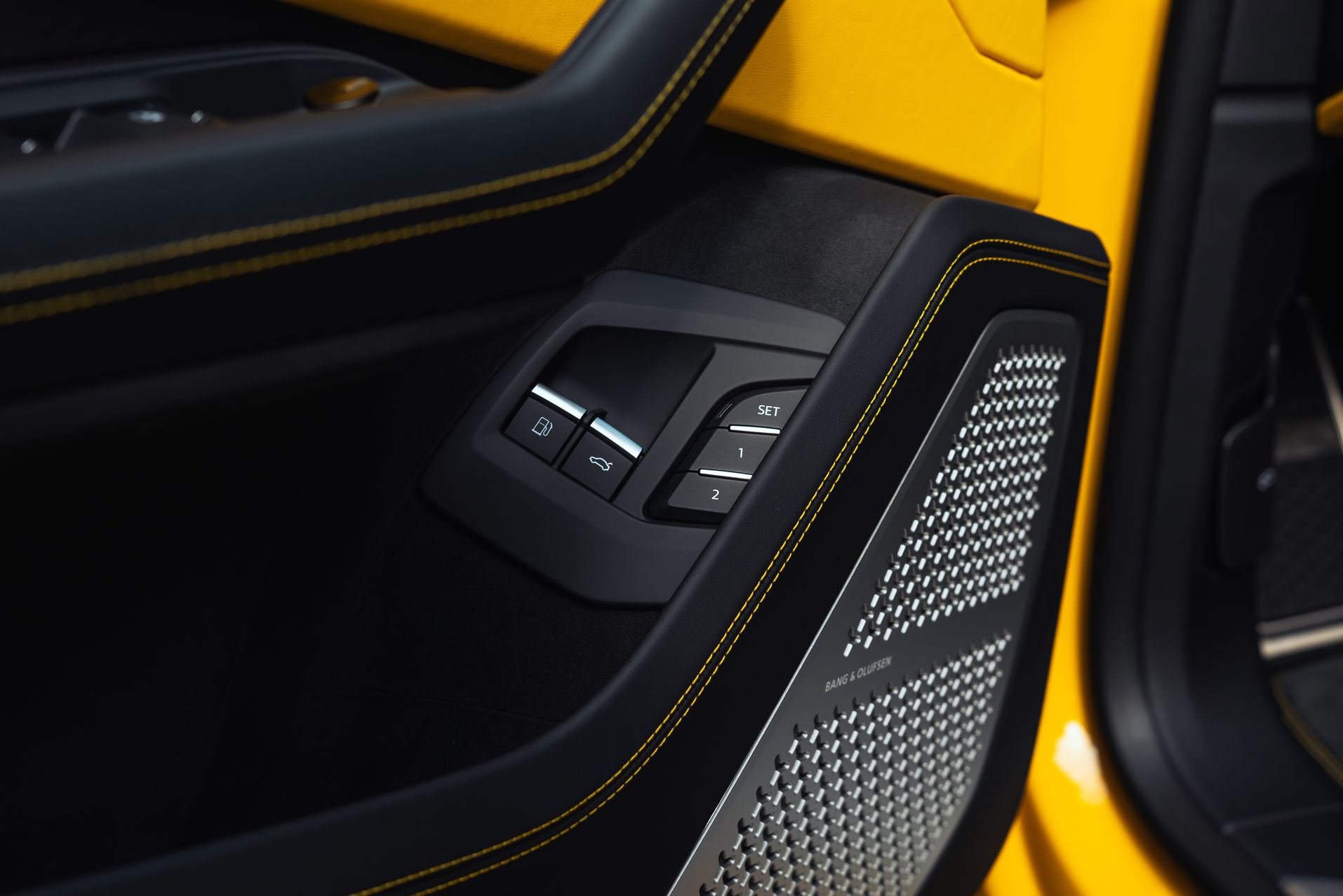 Желтый Lamborghini Urus SE в Crystal Car под заказ