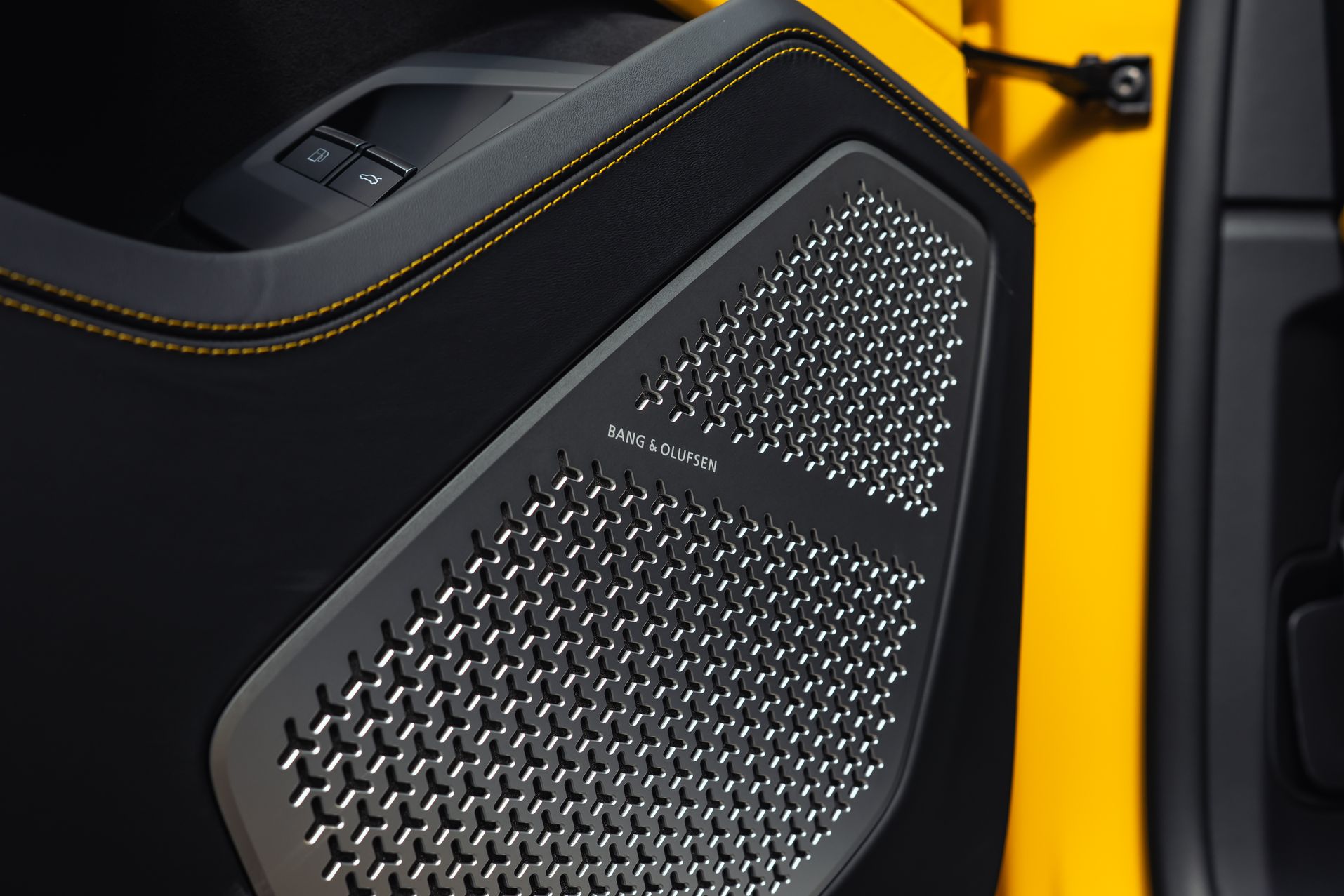 Желтый Lamborghini Urus SE в Crystal Car под заказ