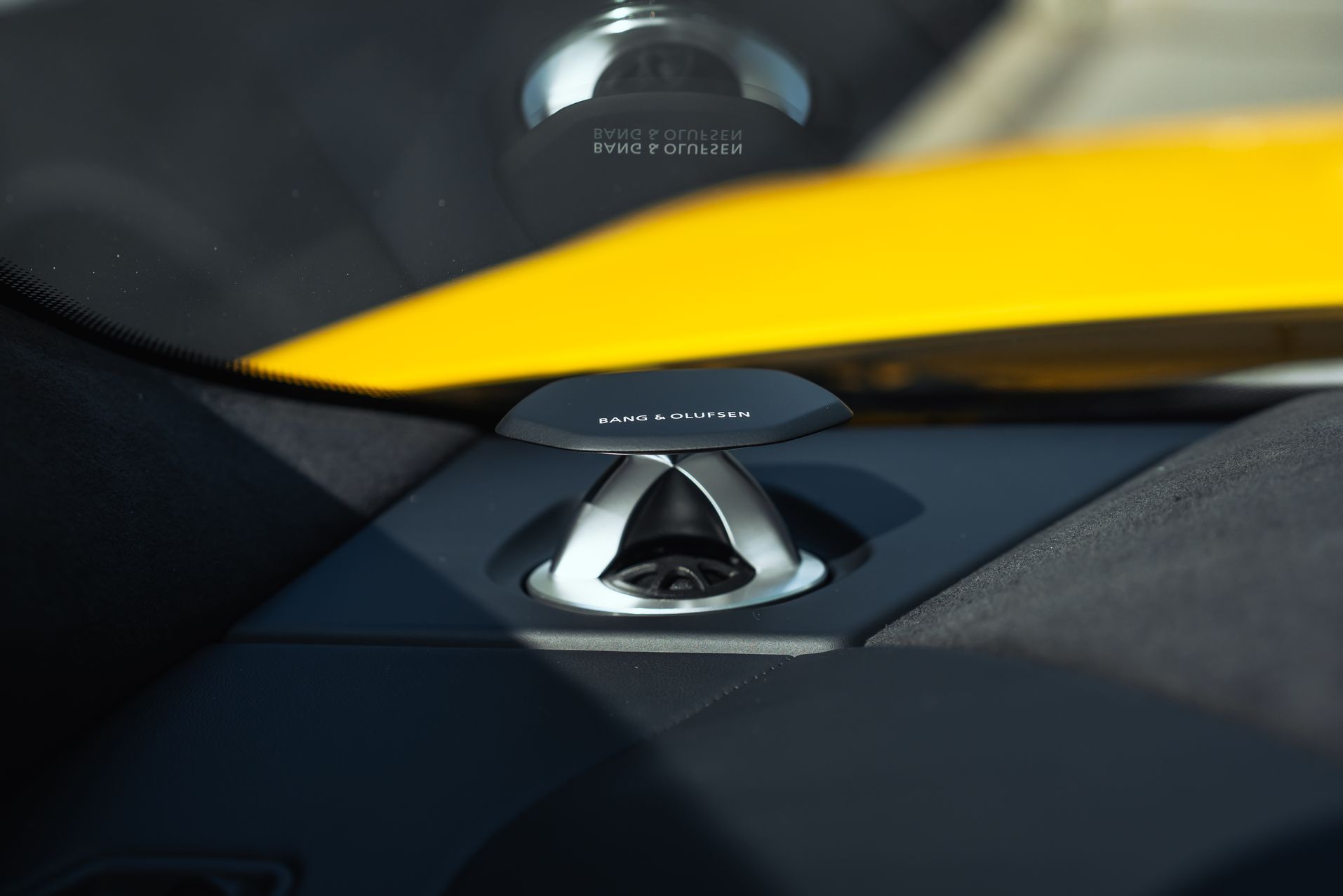 Желтый Lamborghini Urus SE в Crystal Car под заказ