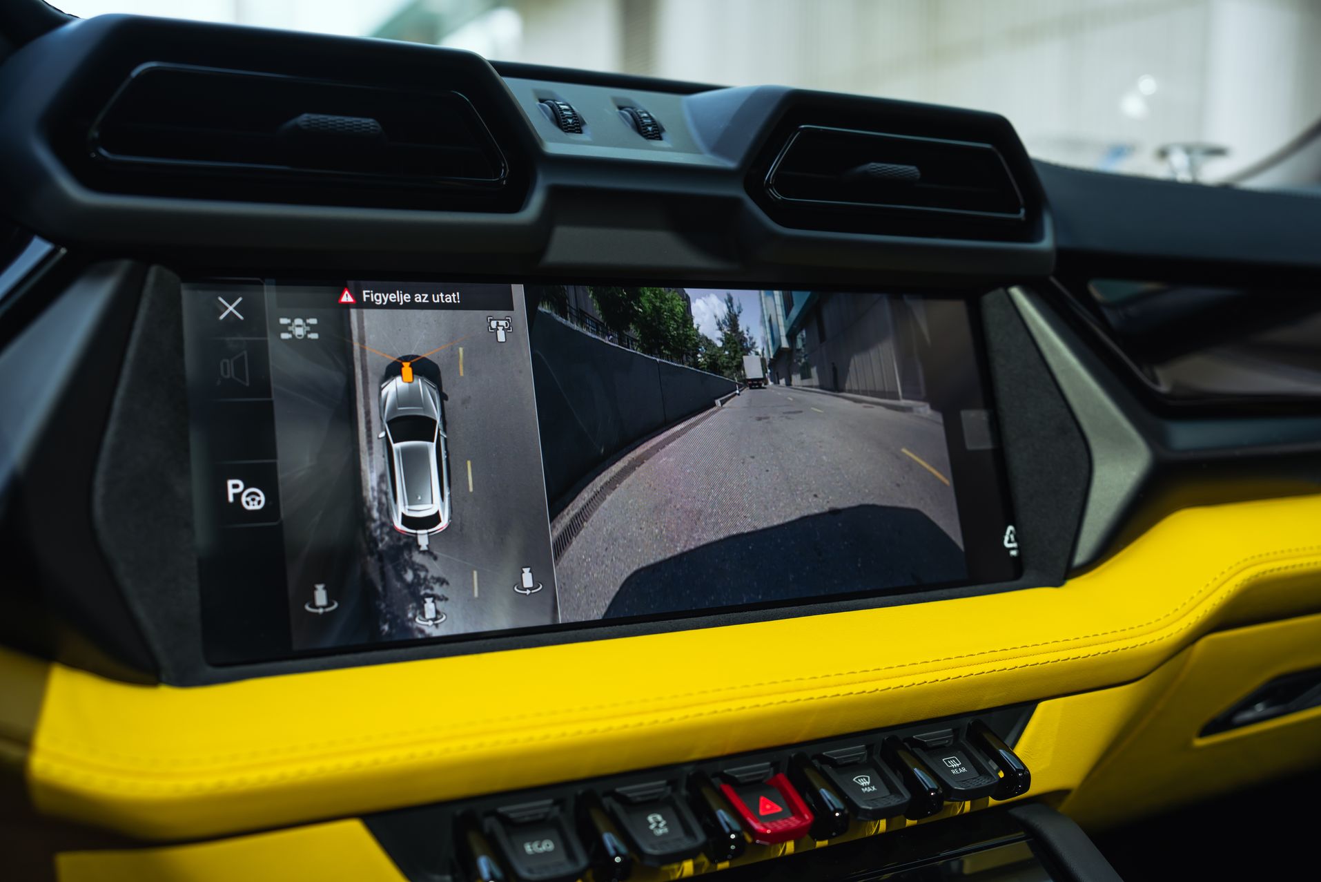 Желтый Lamborghini Urus SE в Crystal Car под заказ