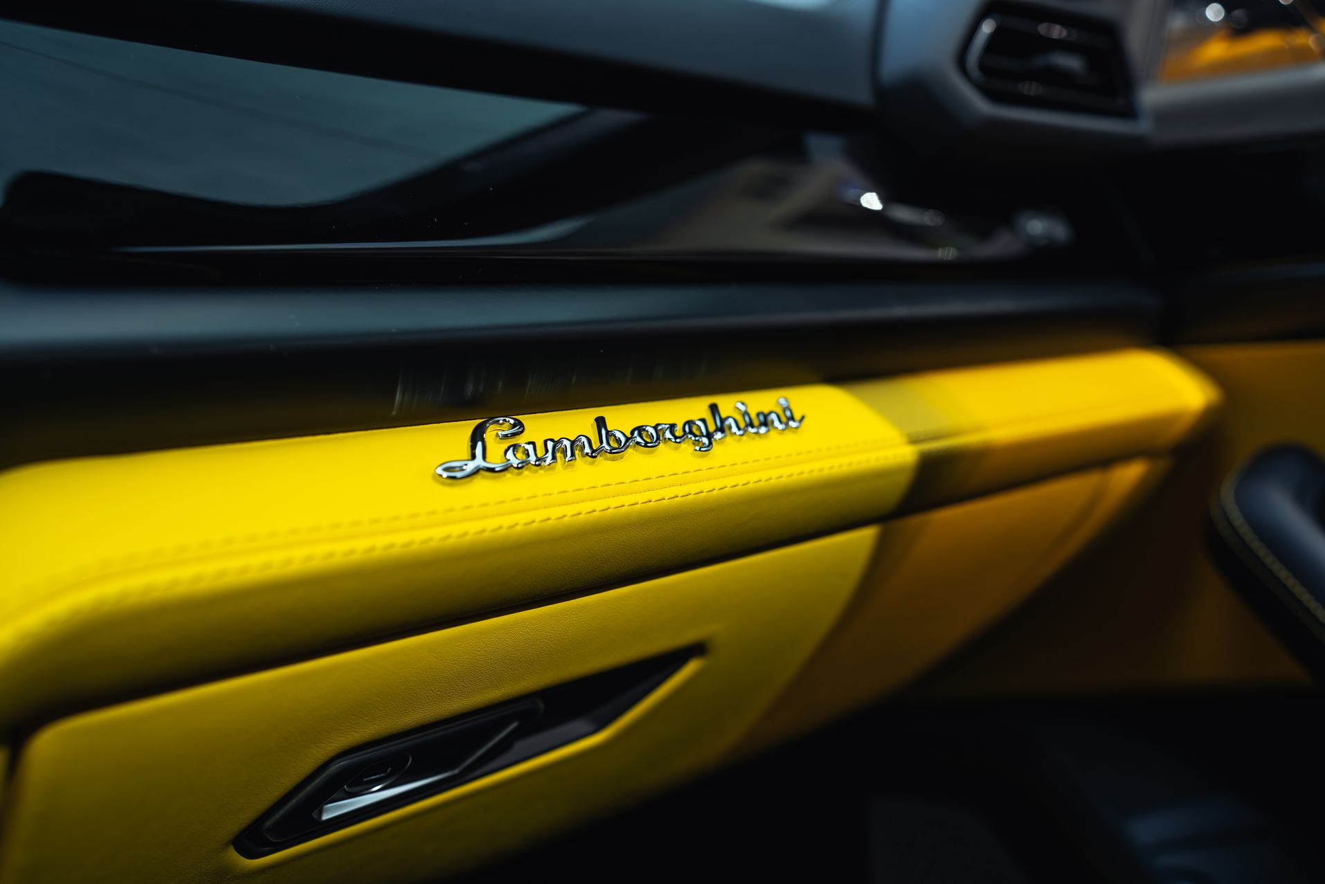 Желтый Lamborghini Urus SE в Crystal Car под заказ