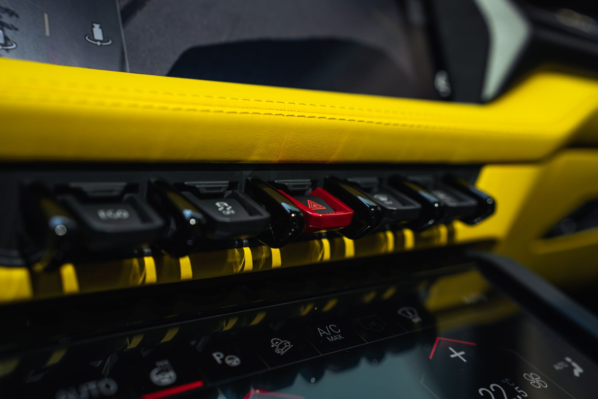 Желтый Lamborghini Urus SE в Crystal Car под заказ