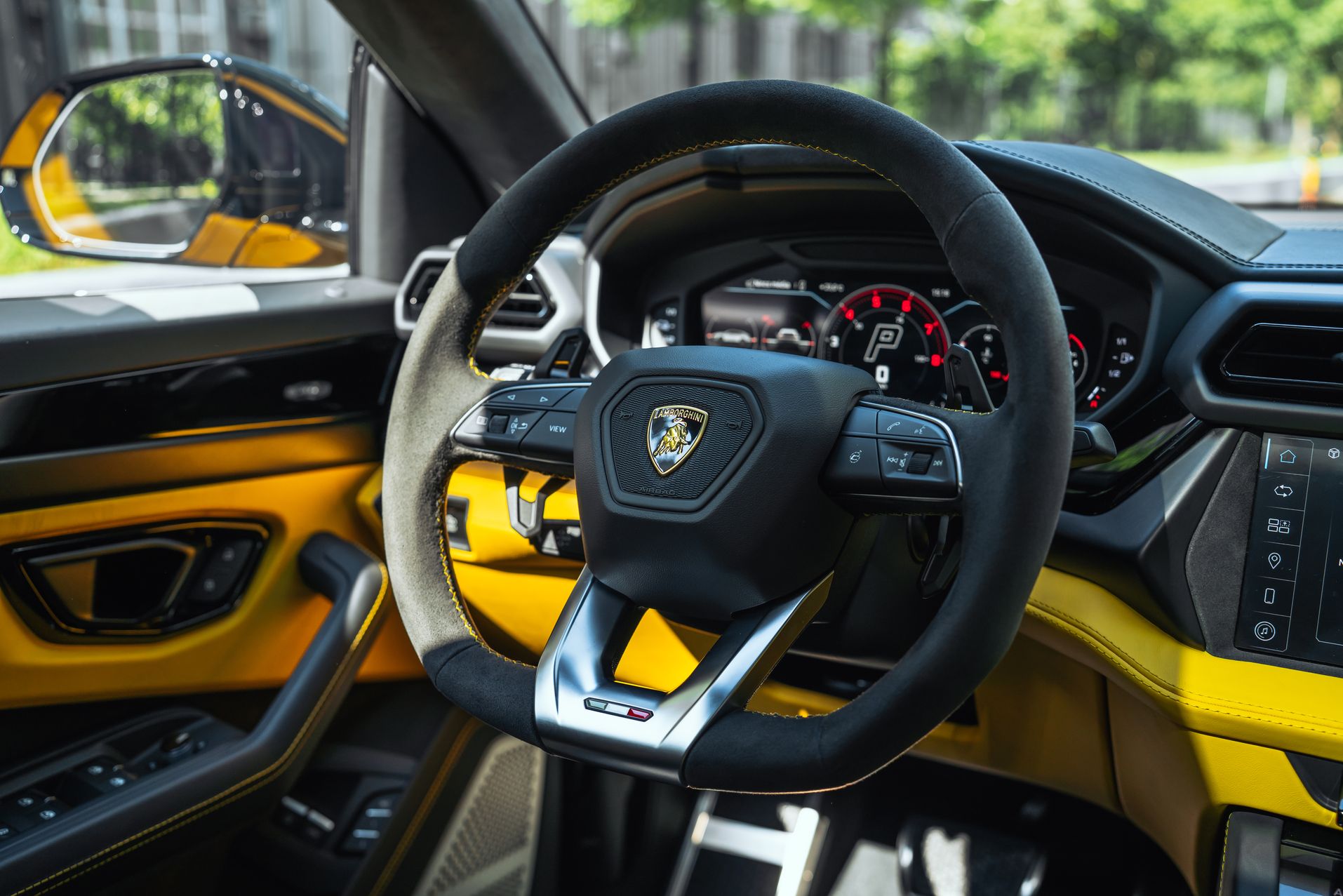 Желтый Lamborghini Urus SE в Crystal Car под заказ