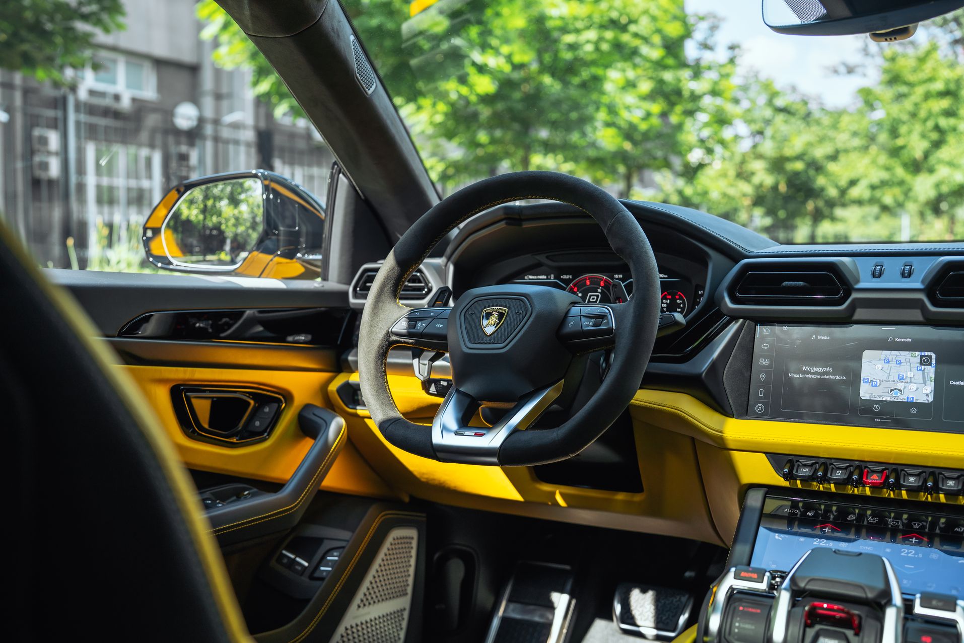 Желтый Lamborghini Urus SE в Crystal Car под заказ