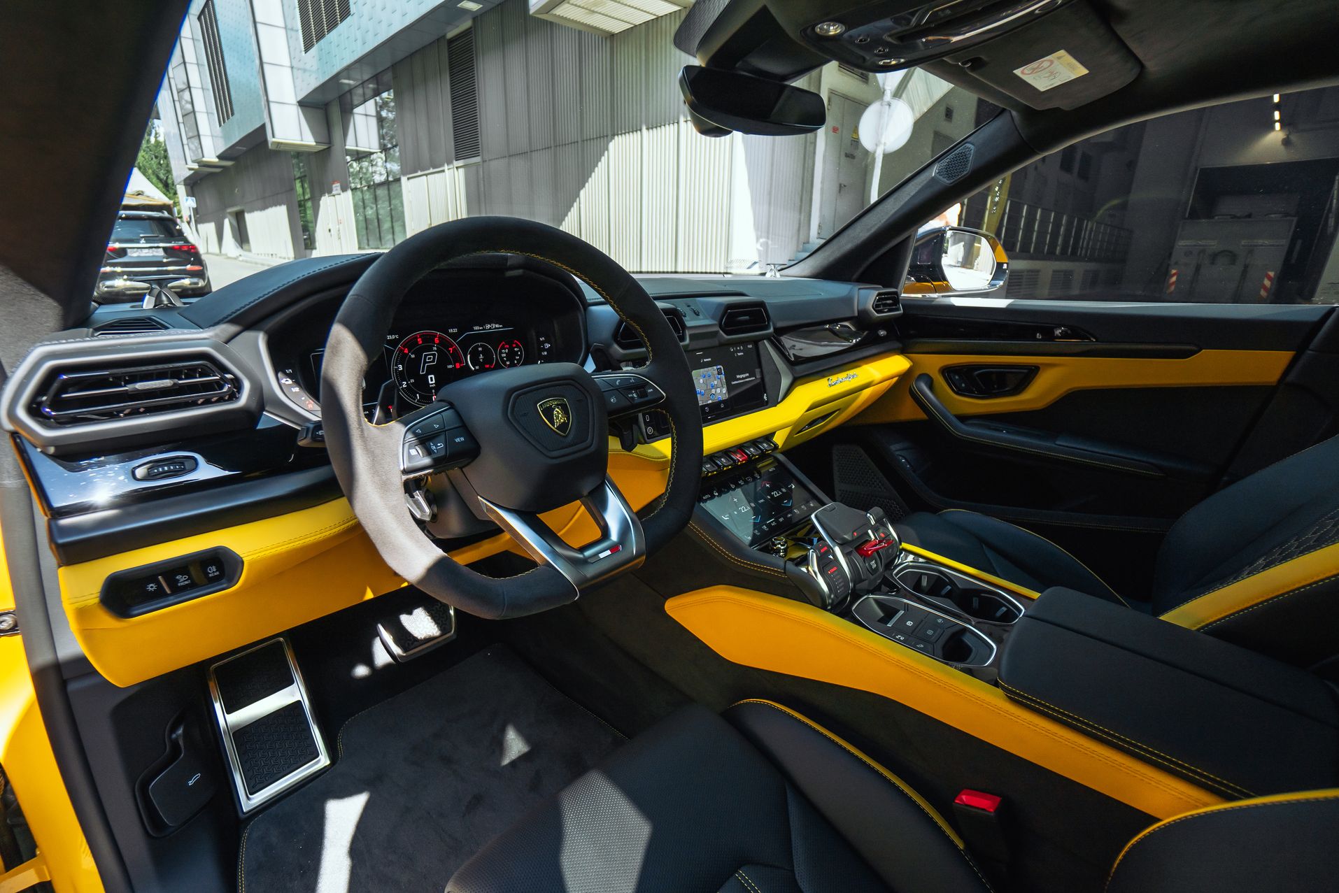 Желтый Lamborghini Urus SE в Crystal Car под заказ