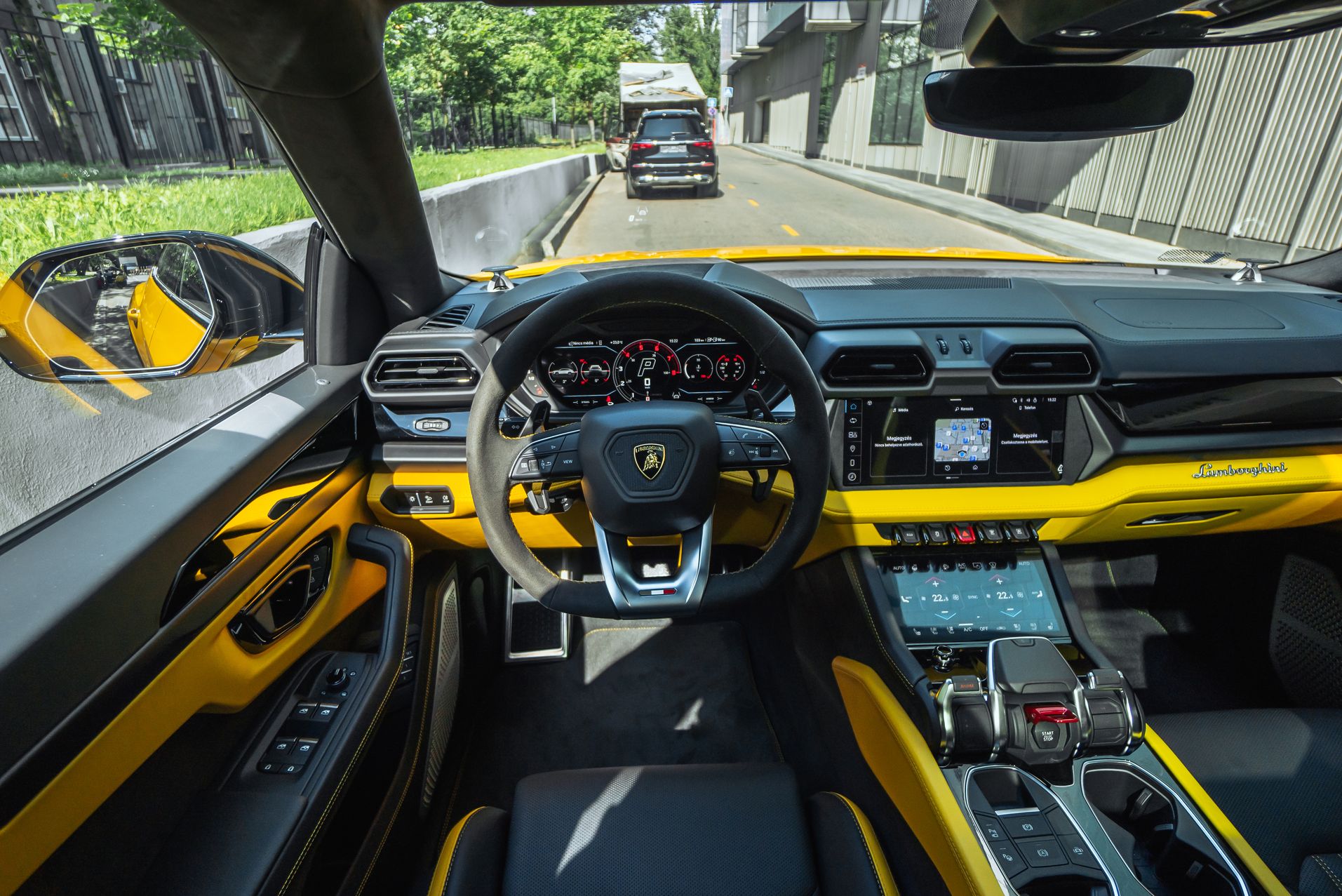 Желтый Lamborghini Urus SE в Crystal Car под заказ