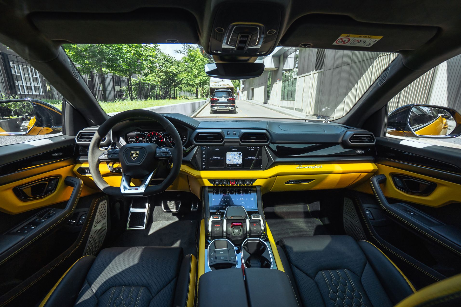 Желтый Lamborghini Urus SE в Crystal Car под заказ