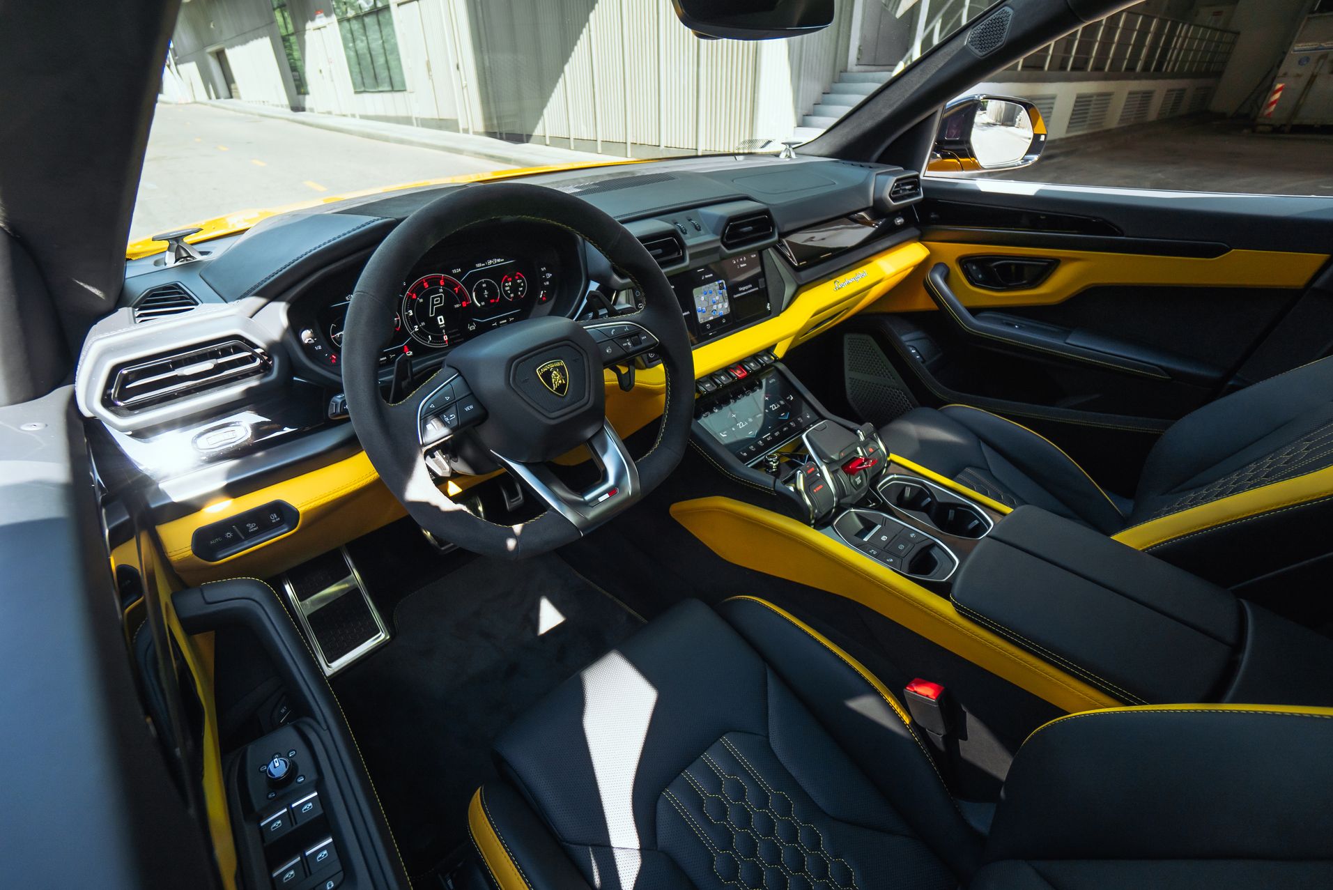 Желтый Lamborghini Urus SE в Crystal Car под заказ