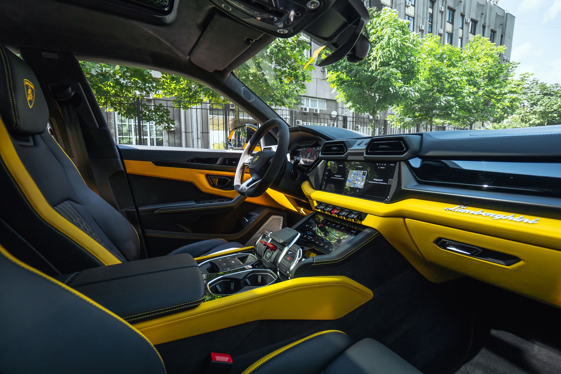 Желтый Lamborghini Urus SE в Crystal Car под заказ