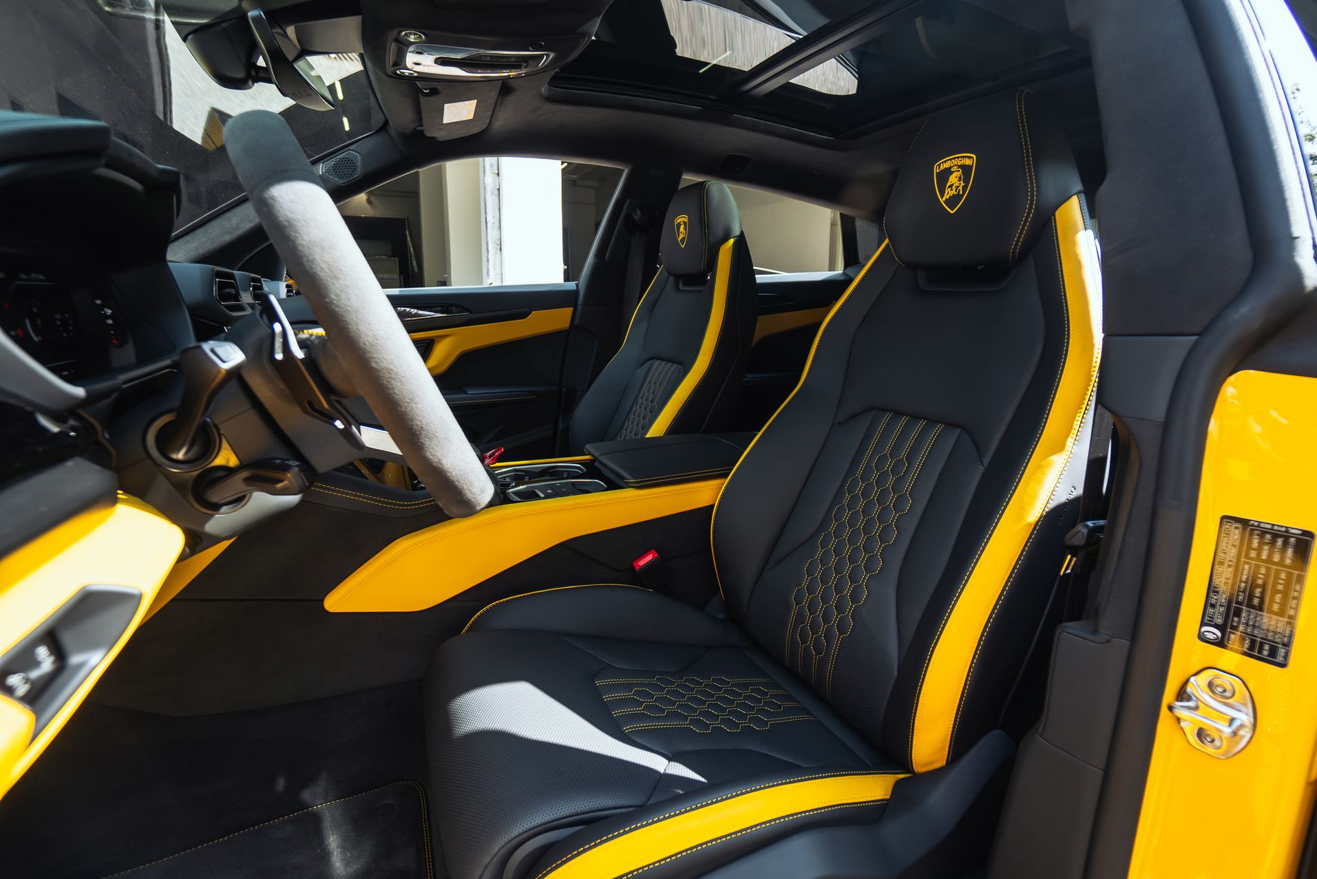 Желтый Lamborghini Urus SE в Crystal Car под заказ