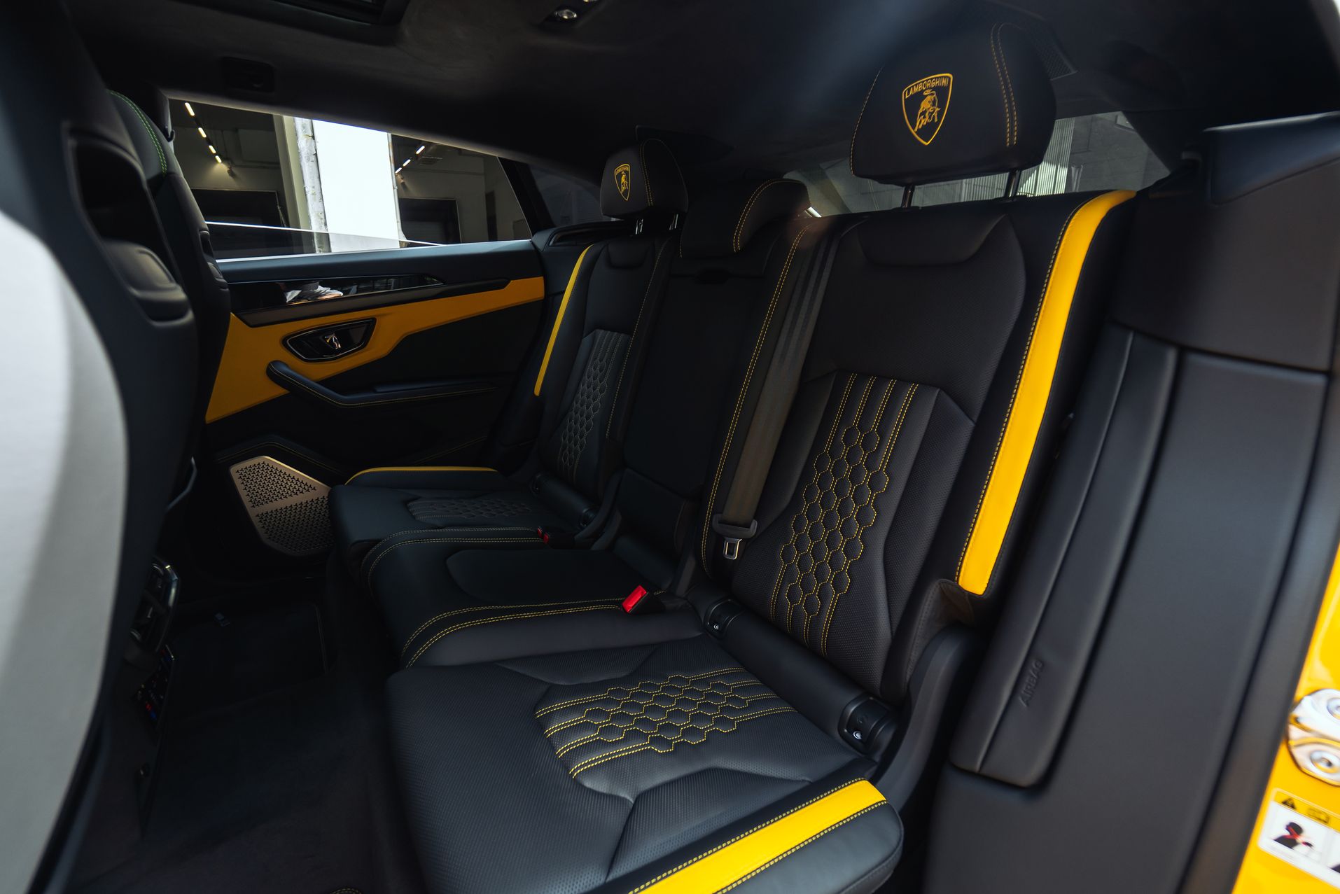 Желтый Lamborghini Urus SE в Crystal Car под заказ