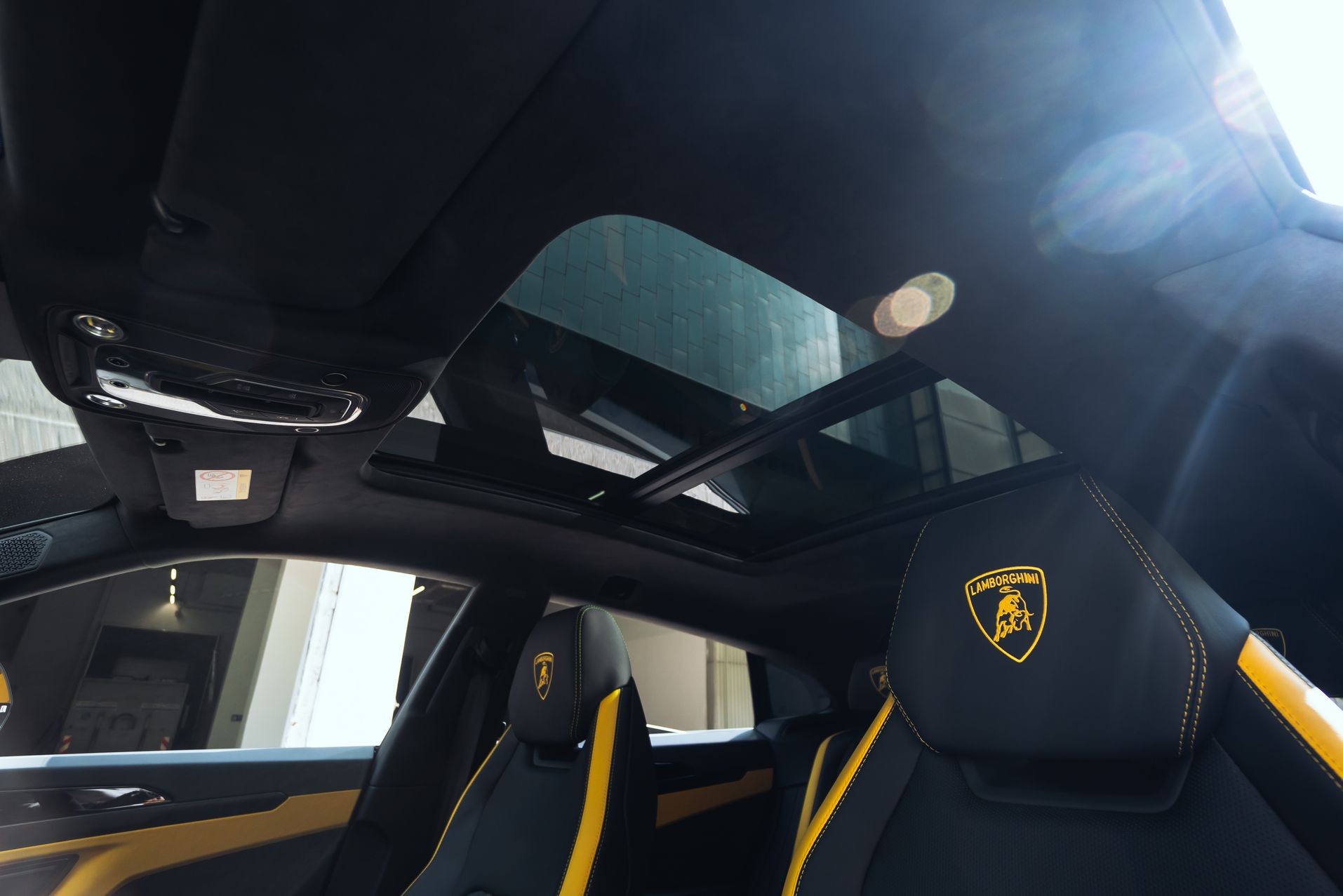 Желтый Lamborghini Urus SE в Crystal Car под заказ