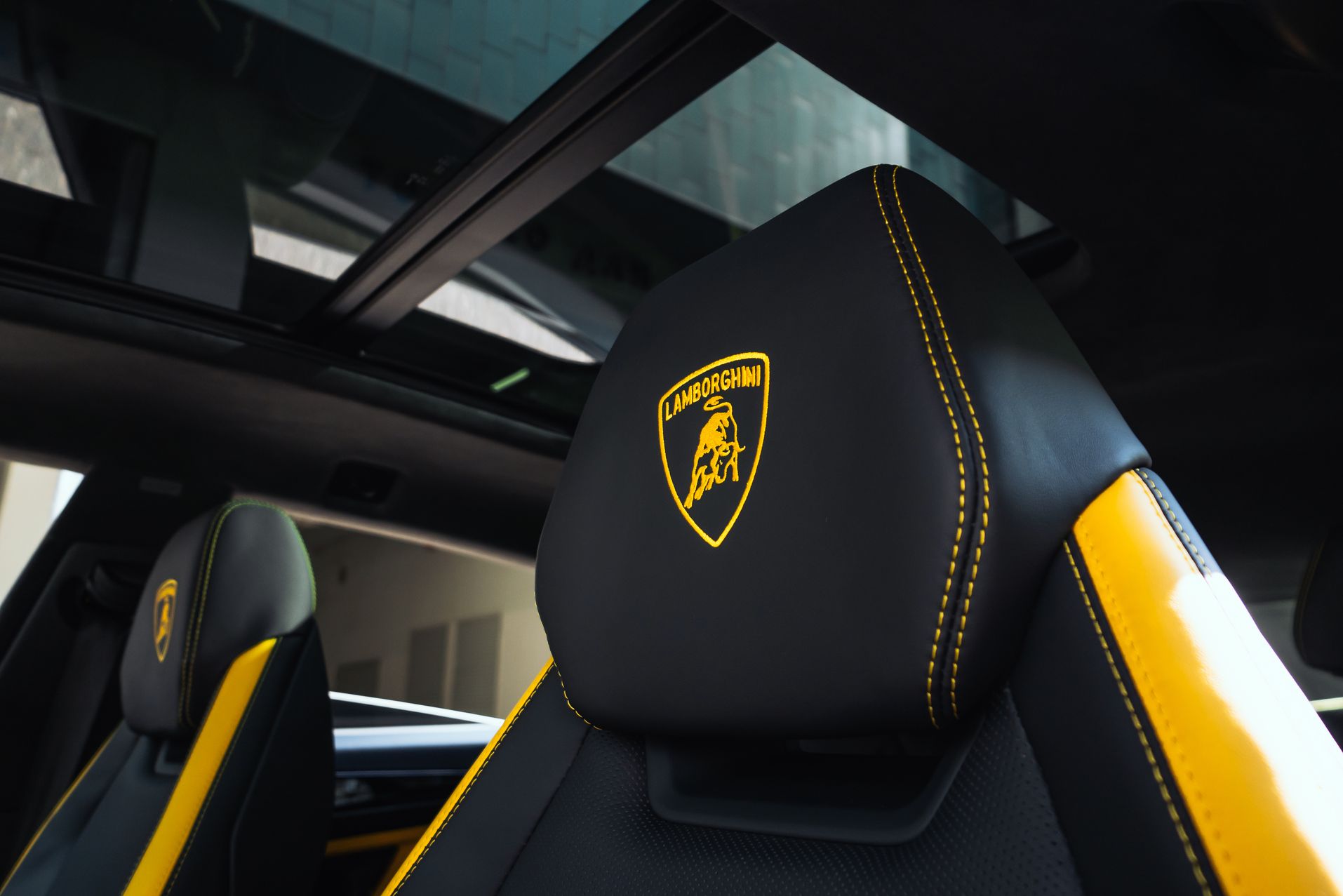 Желтый Lamborghini Urus SE в Crystal Car под заказ