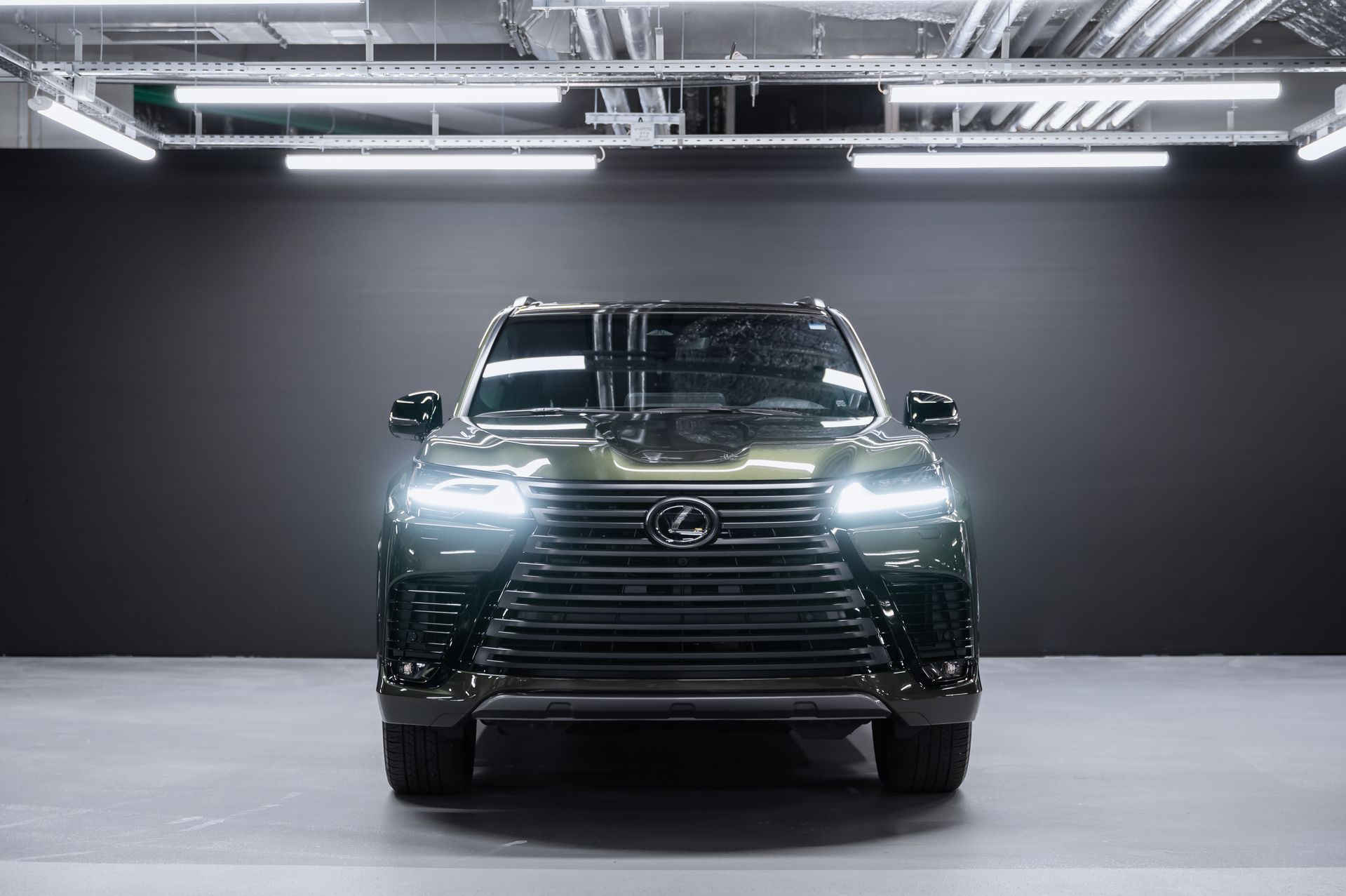 Премиальный внедорожник Lexus LX 700h зелёный в премиальном шоуруме Crystal Car под заказ