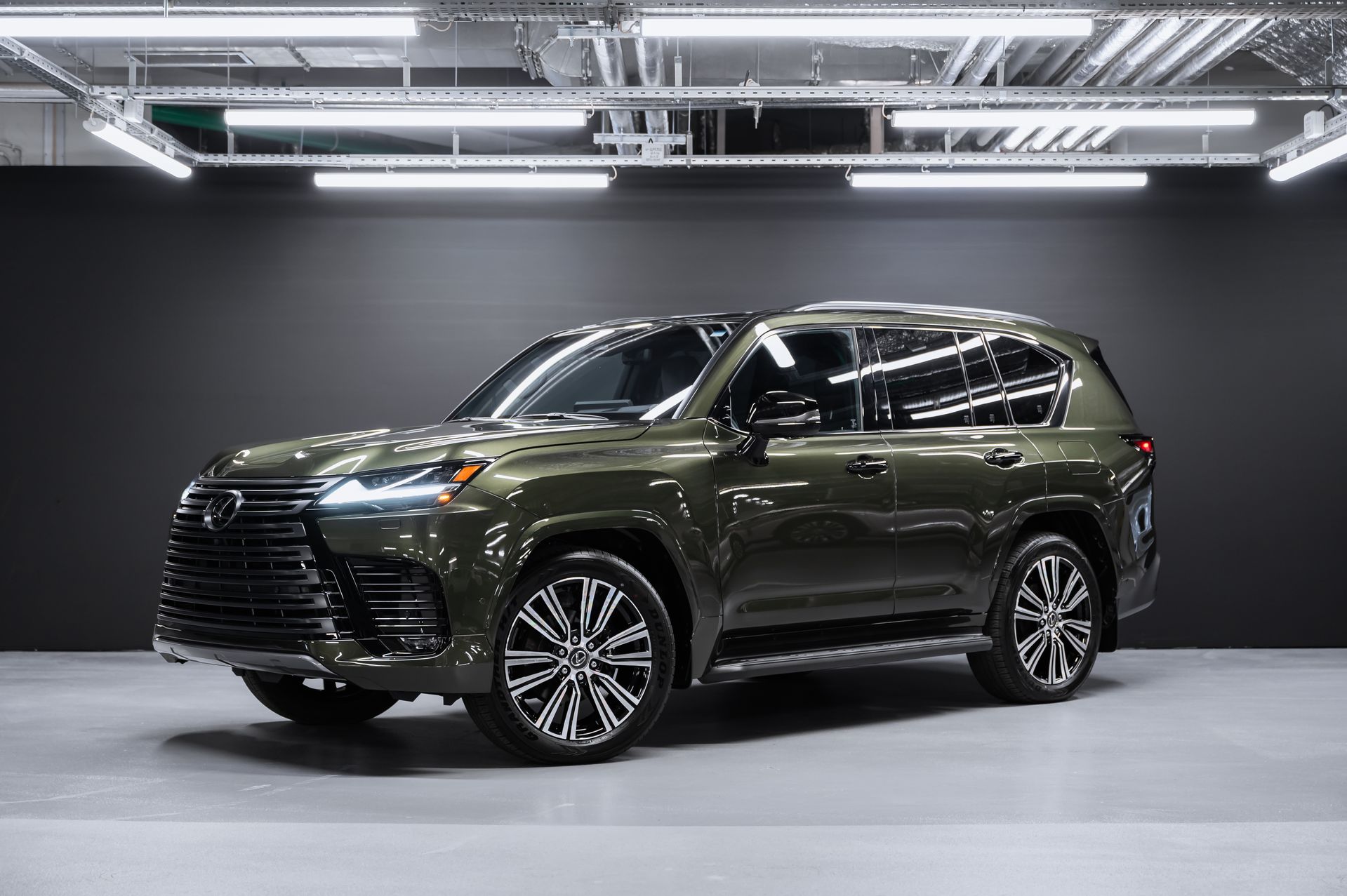 Премиальный внедорожник Lexus LX 700h зелёный в премиальном шоуруме Crystal Car под заказ