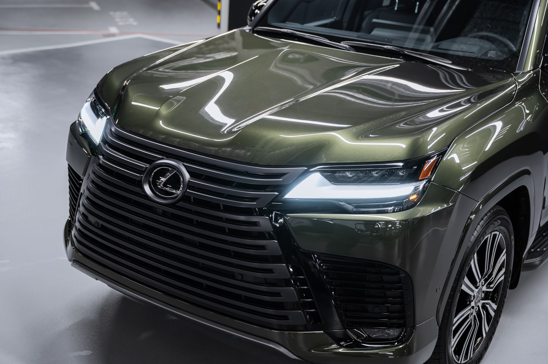 Премиальный внедорожник Lexus LX 700h зелёный в премиальном шоуруме Crystal Car под заказ