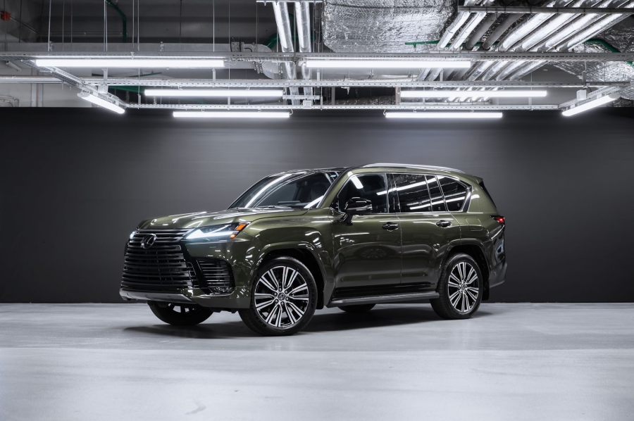 Премиальный внедорожник Lexus LX 700h зелёный в премиальном шоуруме Crystal Car под заказ