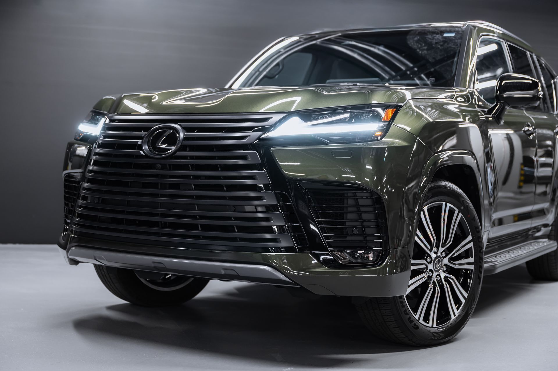 Премиальный внедорожник Lexus LX 700h зелёный в премиальном шоуруме Crystal Car под заказ