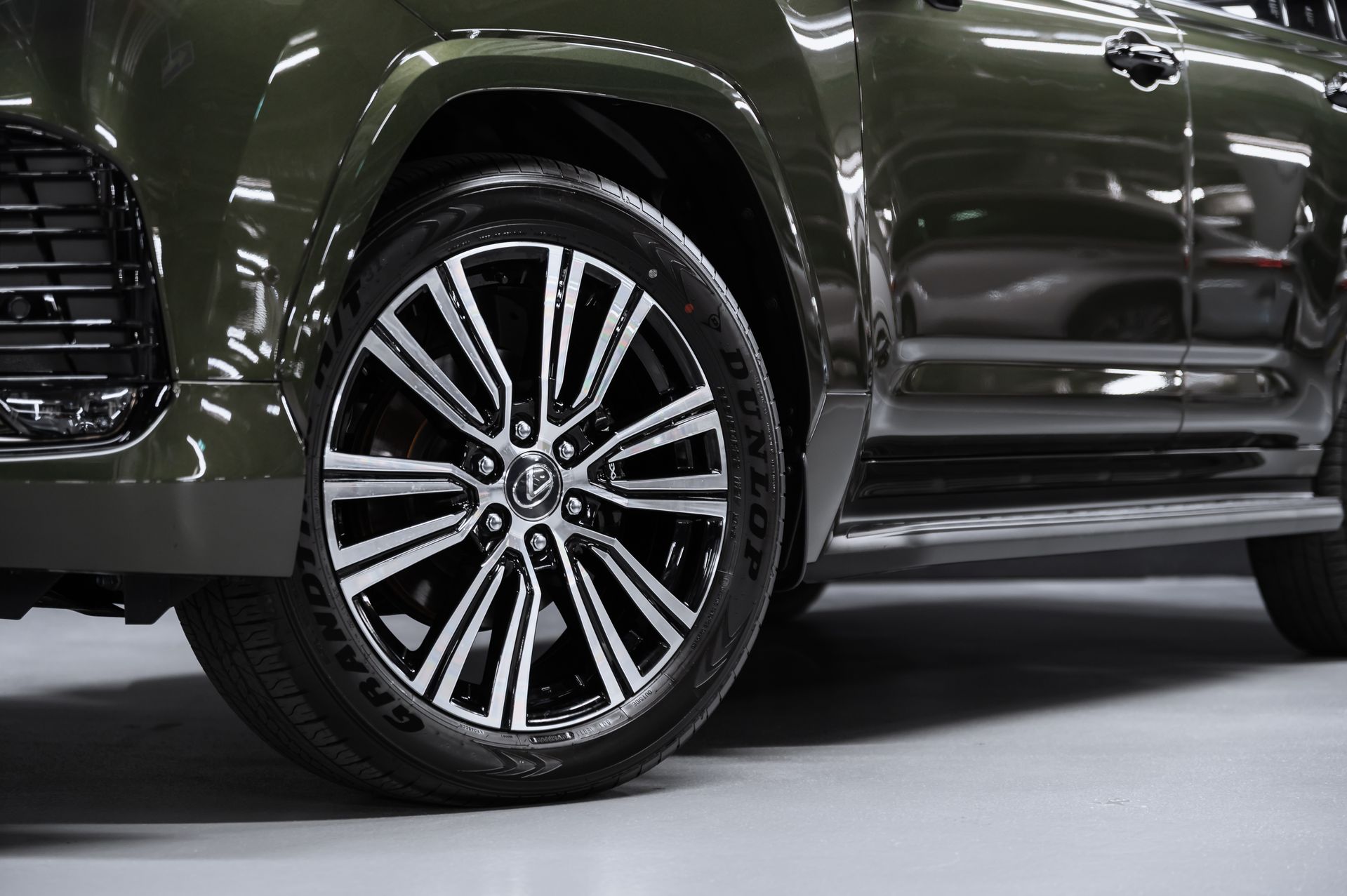 Премиальный внедорожник Lexus LX 700h зелёный в премиальном шоуруме Crystal Car под заказ