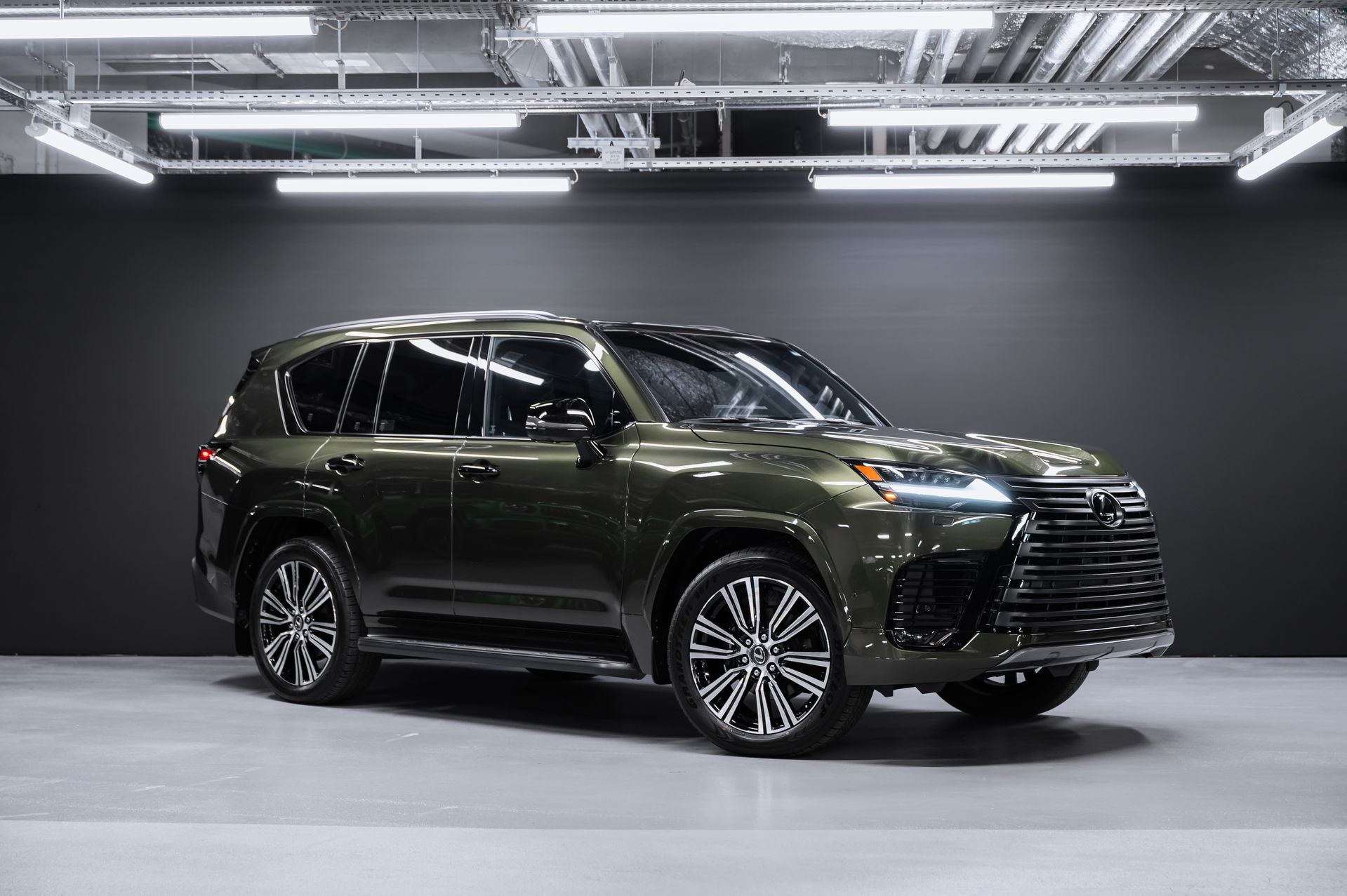 Премиальный внедорожник Lexus LX 700h зелёный в премиальном шоуруме Crystal Car под заказ