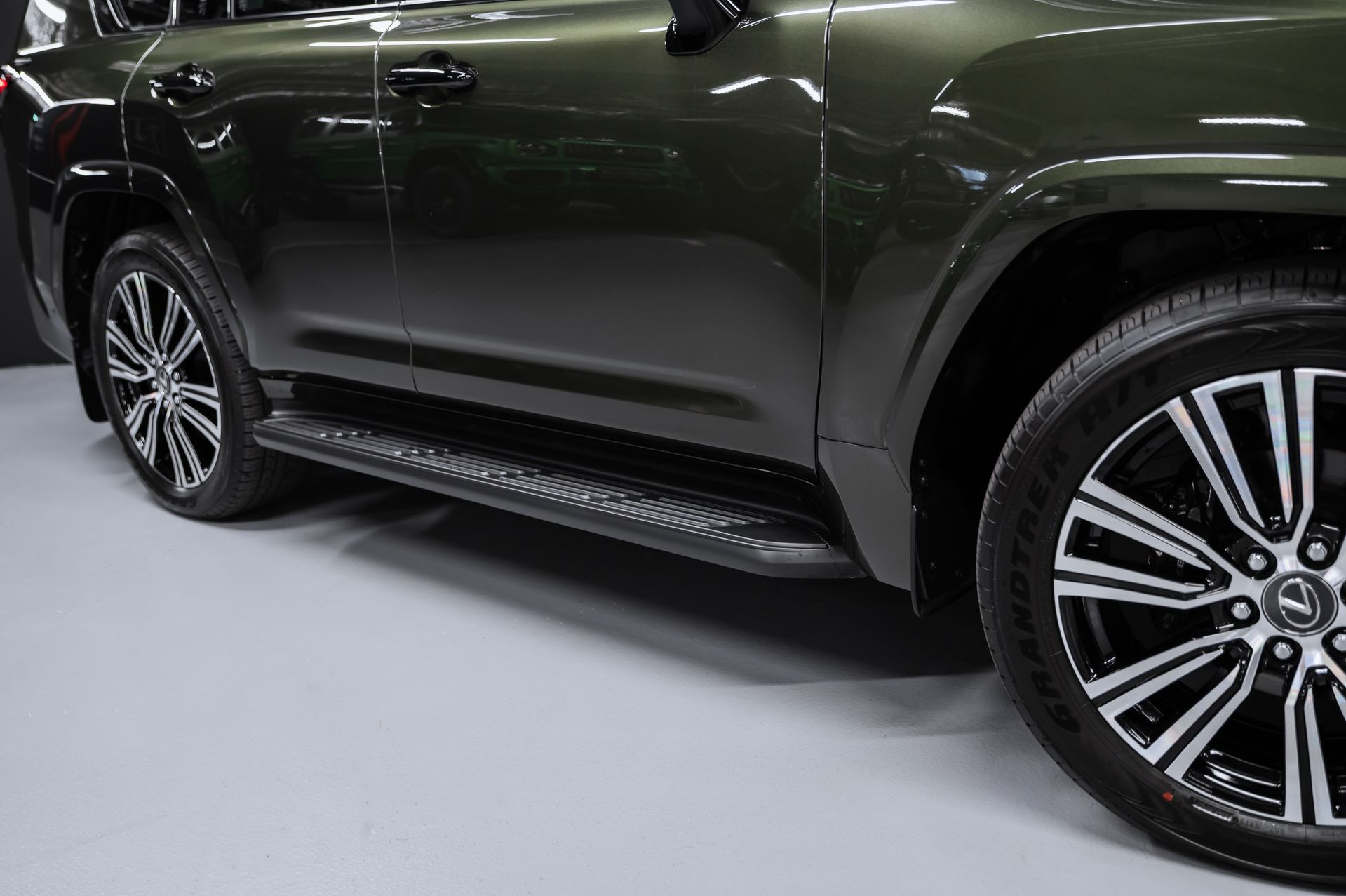 Премиальный внедорожник Lexus LX 700h зелёный в премиальном шоуруме Crystal Car под заказ