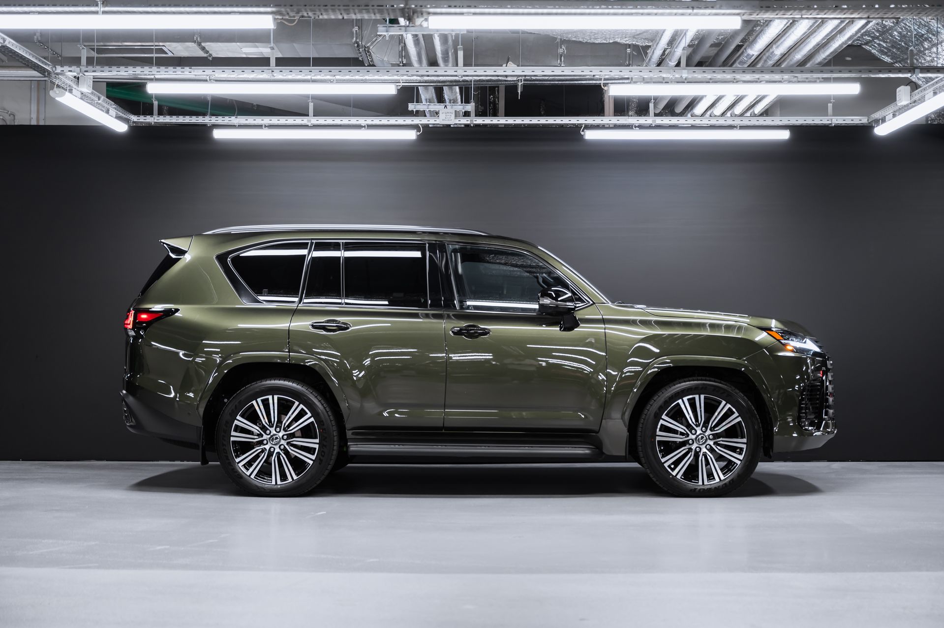 Премиальный внедорожник Lexus LX 700h зелёный в премиальном шоуруме Crystal Car под заказ