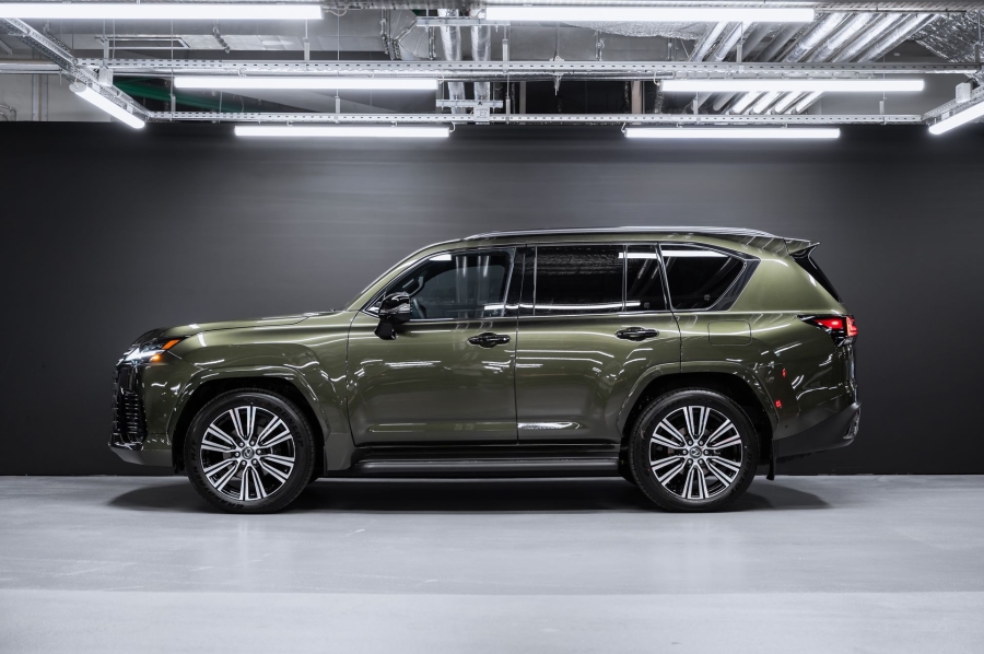 Премиальный внедорожник Lexus LX 700h зелёный в премиальном шоуруме Crystal Car под заказ