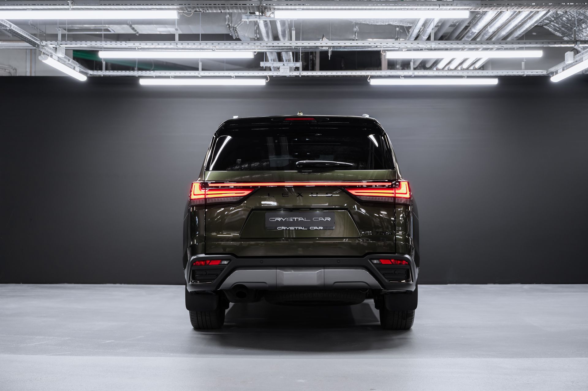 Премиальный внедорожник Lexus LX 700h зелёный в премиальном шоуруме Crystal Car под заказ